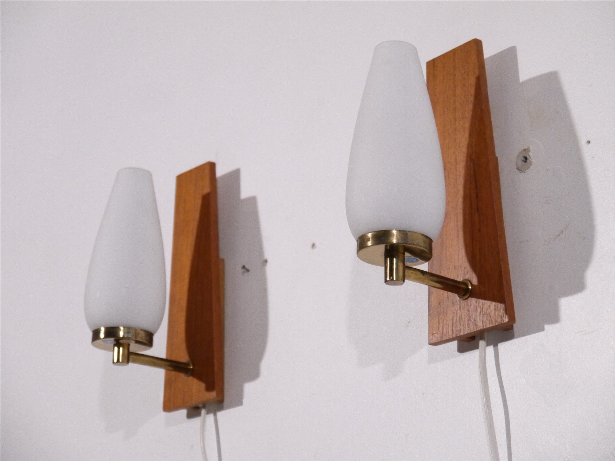 Paire d'appliques vintage scandinave teck et opaline