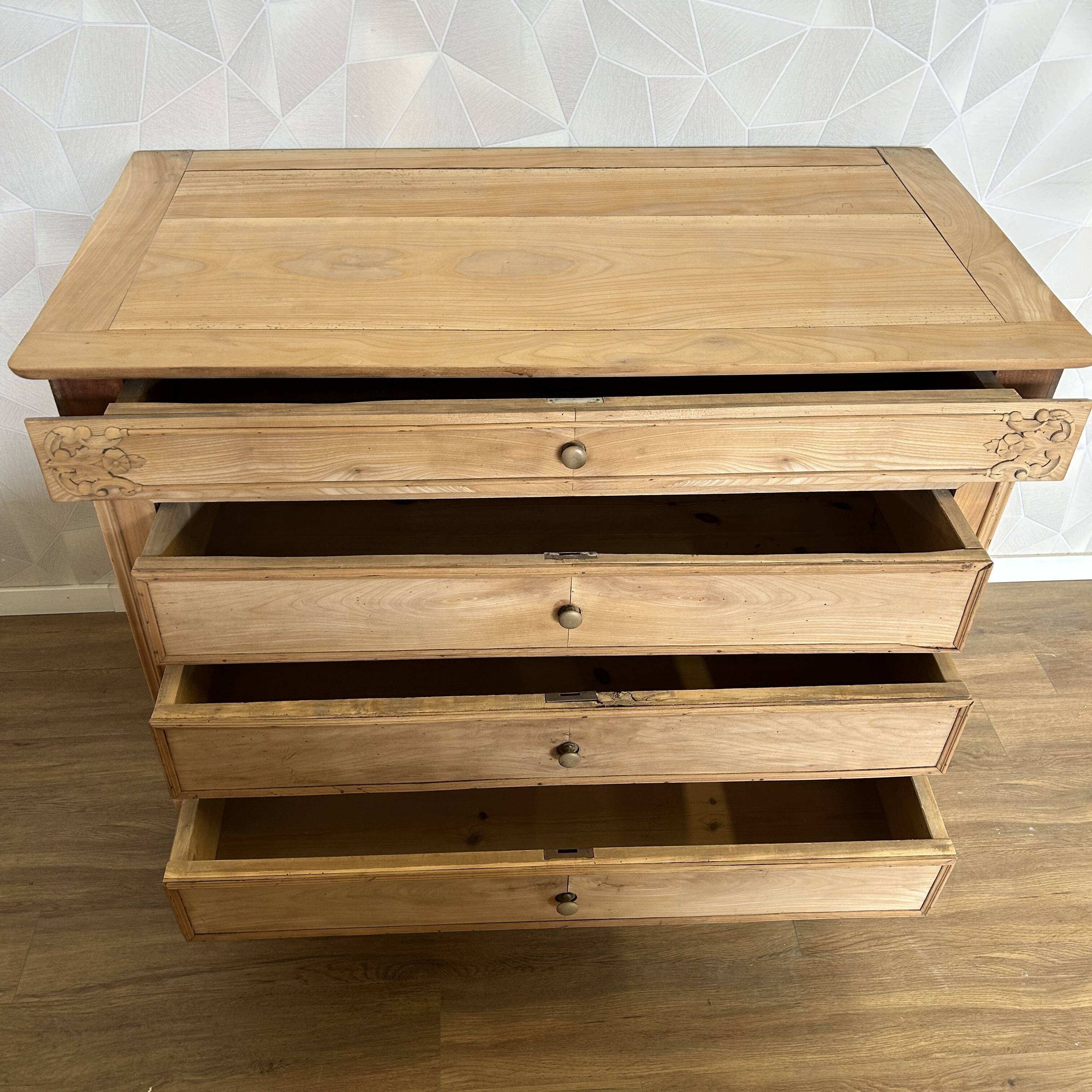 Antique chest of drawers with 4 airbrushed drawers