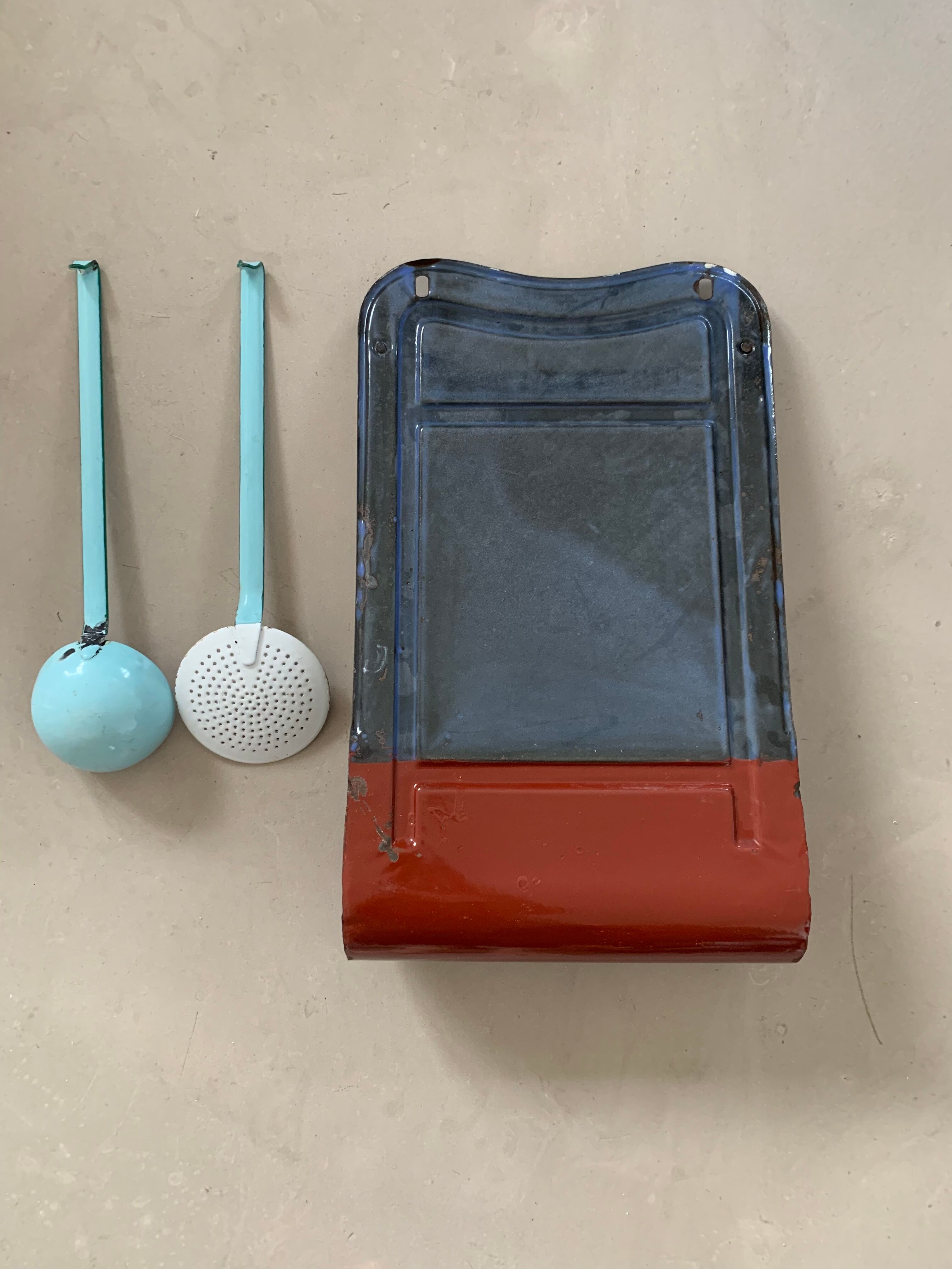 Ancien Porte Ustensiles De Cuisine Blanc à Liseret Rouge - Rangement Vintage