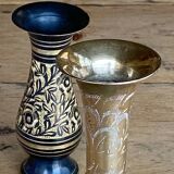 2 vases en laiton gravé