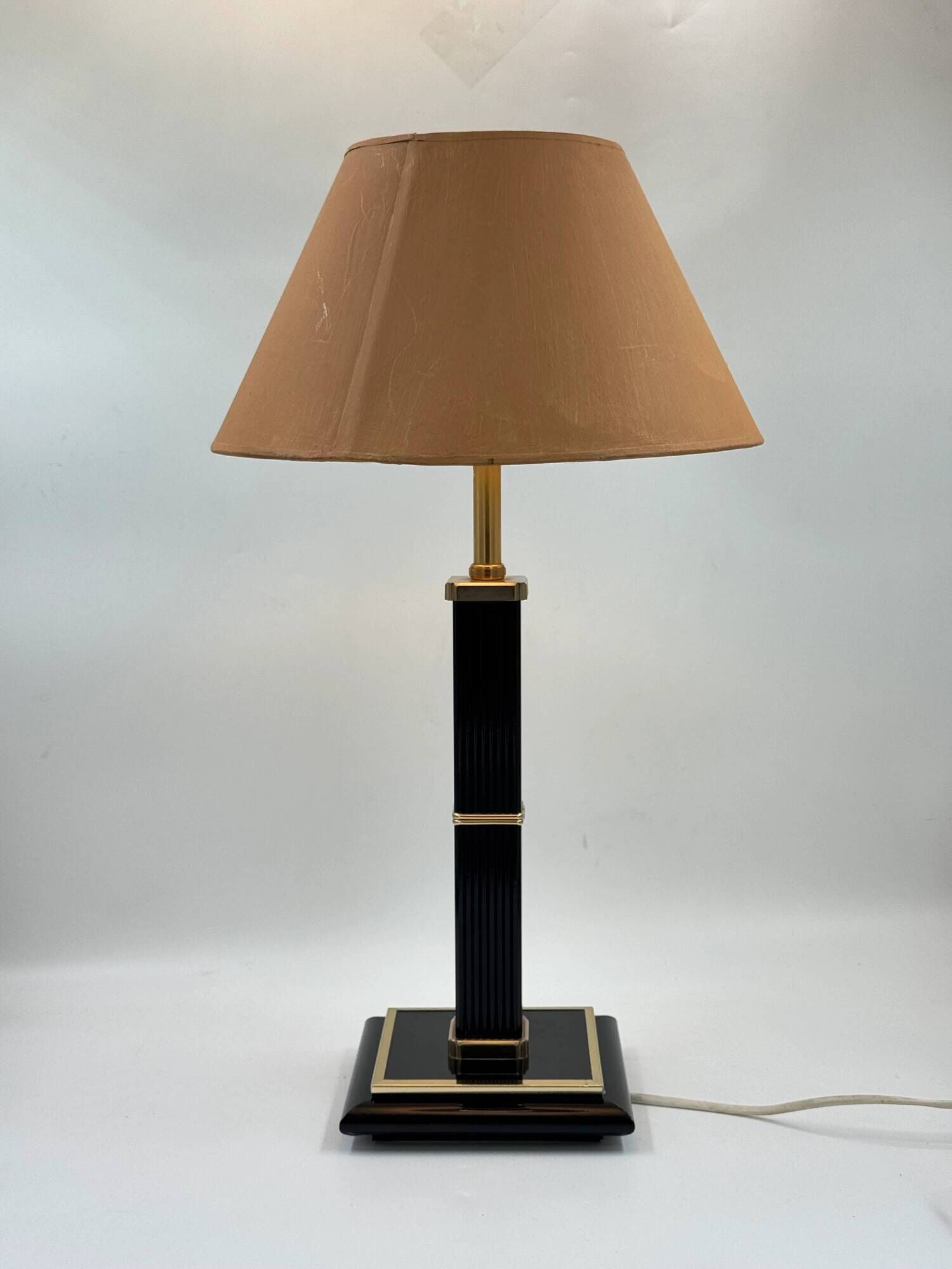 Vintage table lamp in black lacquer and gold metal, fluted column.