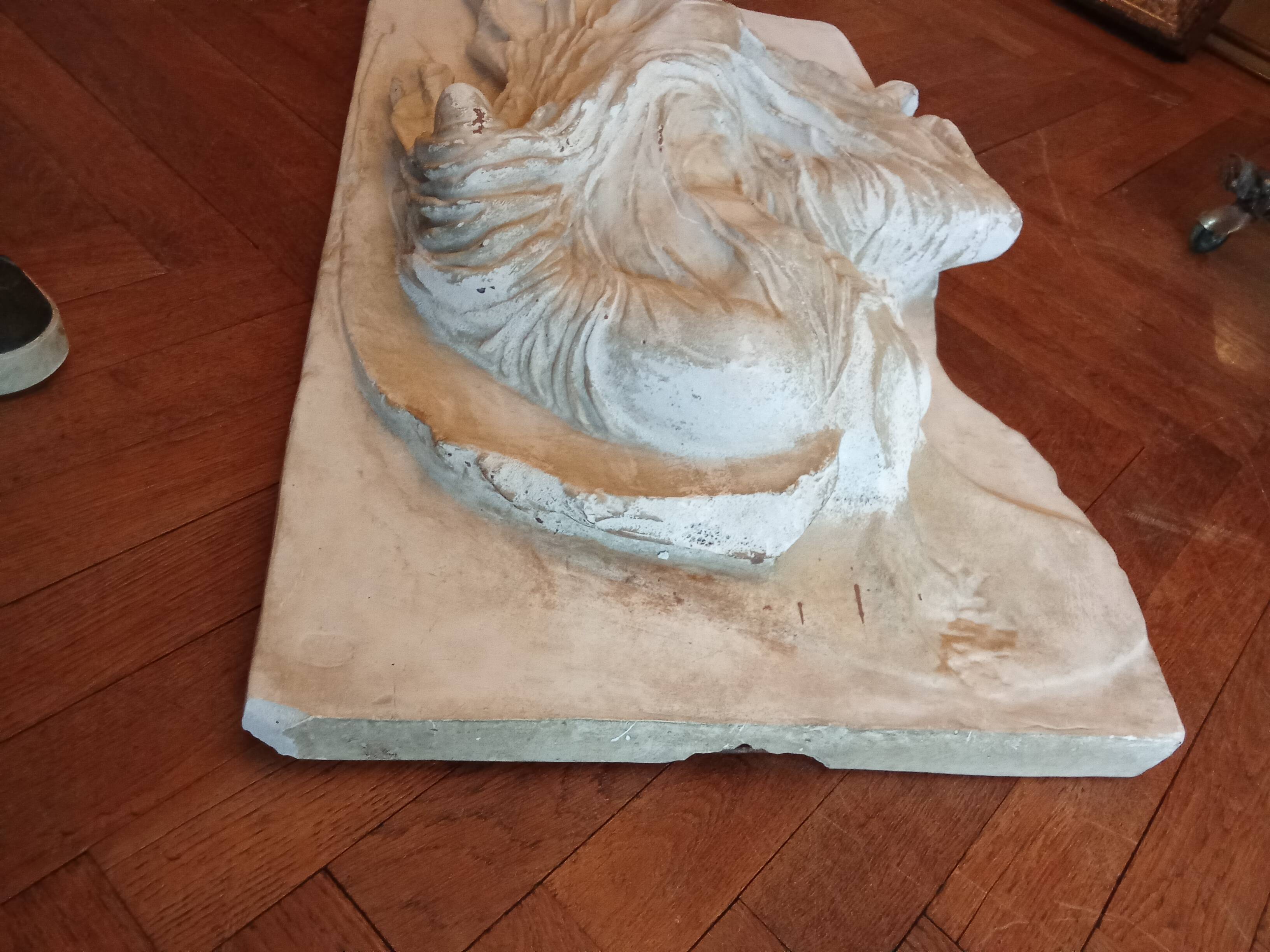 Ancien bas relief sculpture en plâtre Déesse Nike
