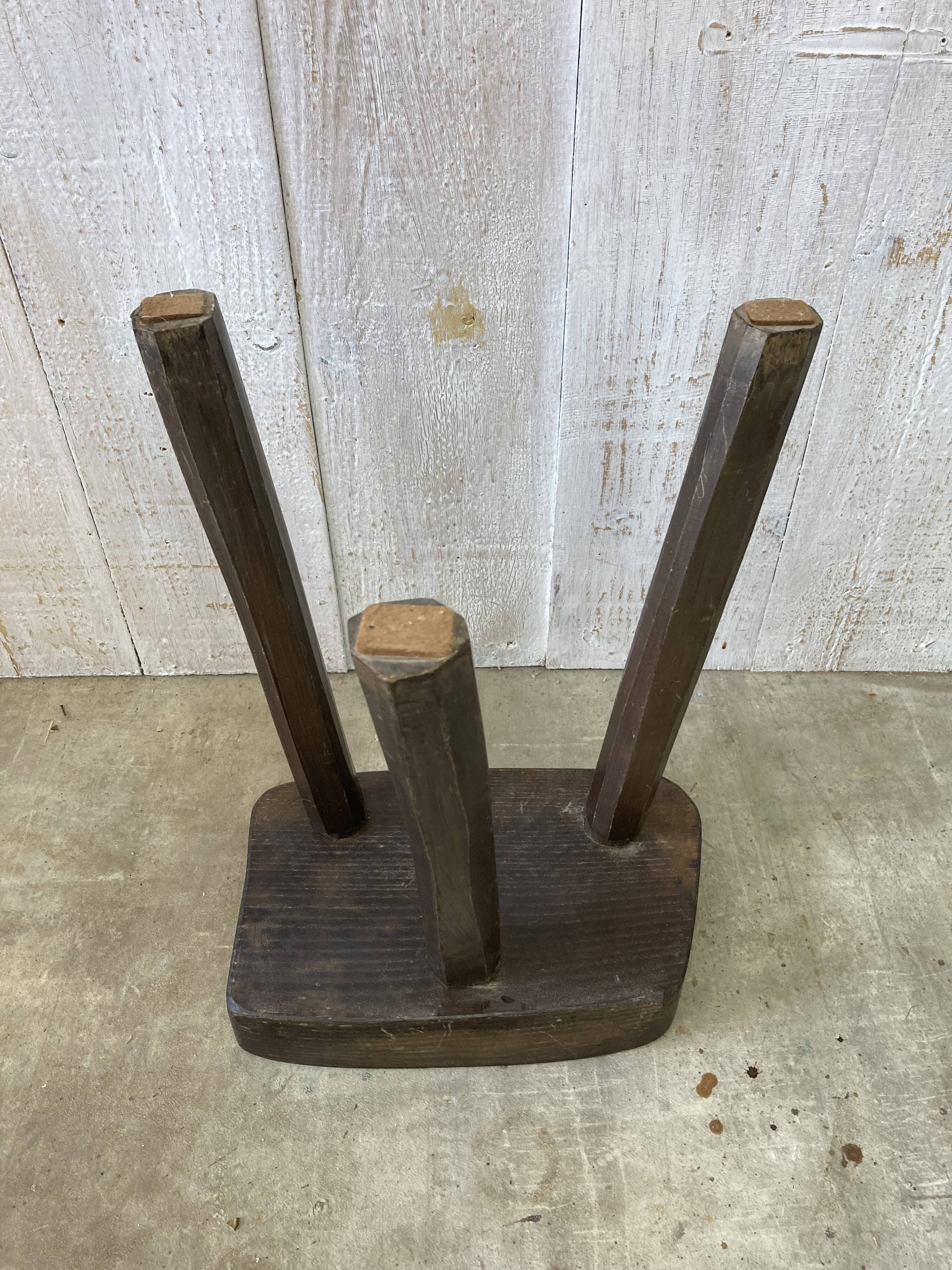 Tabouret de ferme tripode