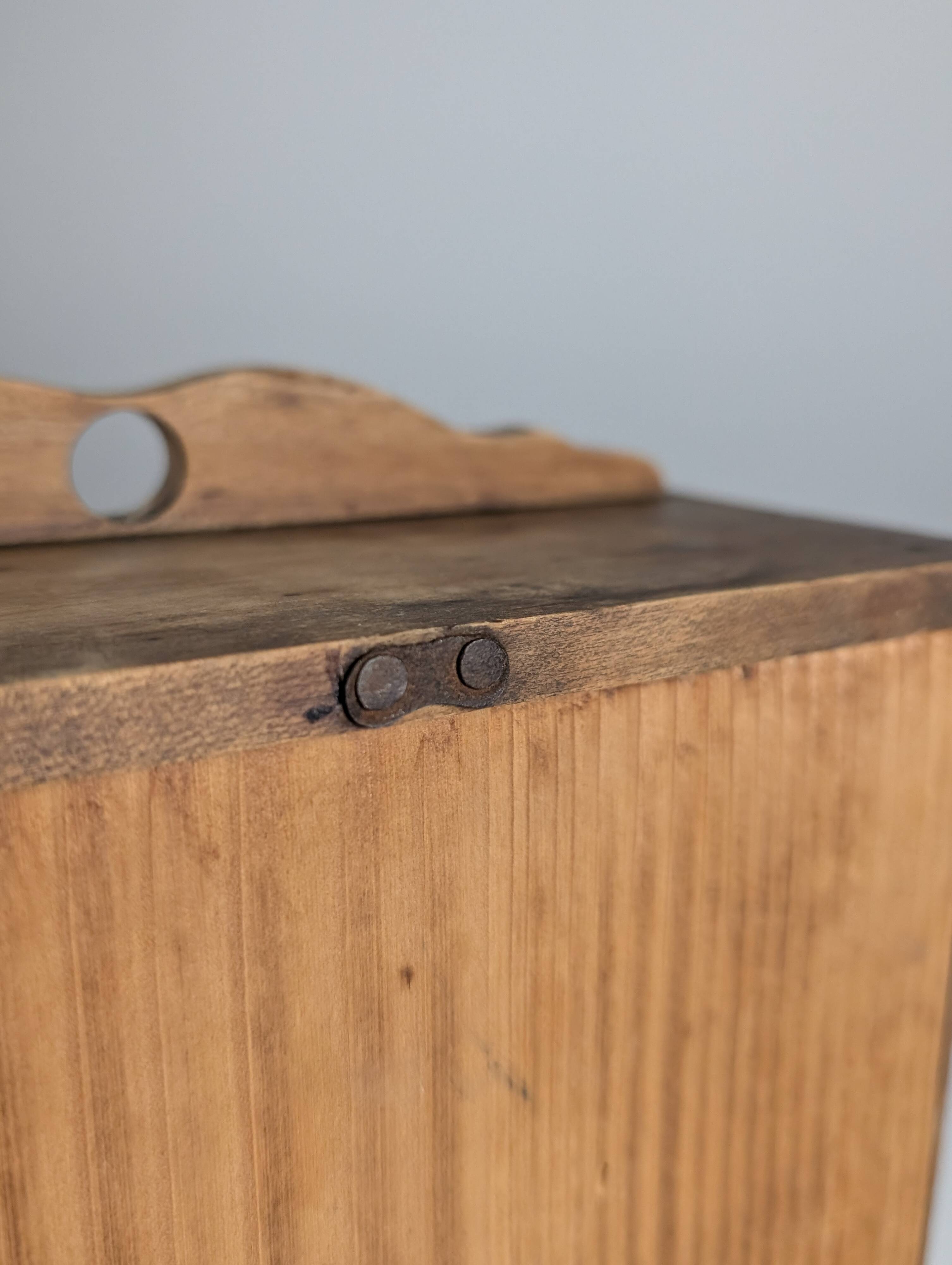 Cabinet à épices en bois rustique espagnol avec étiquettes en céramique, années 1930
