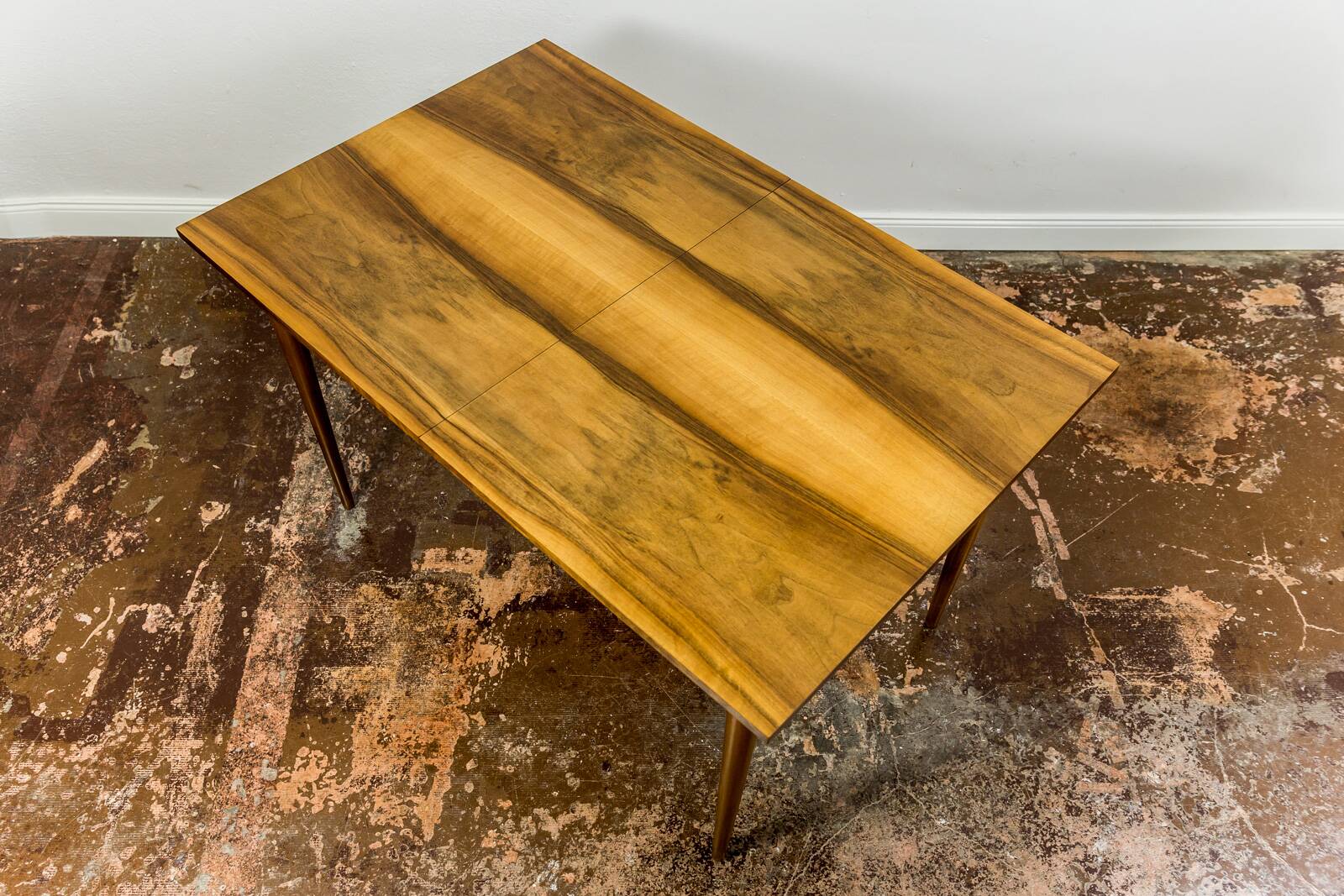 Table à manger extensible de style mid-century en noyer, années 1960