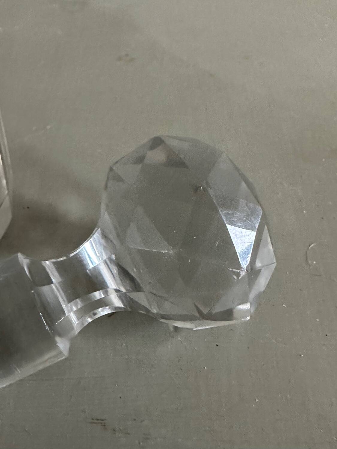 Glass bottle and its glass stopper