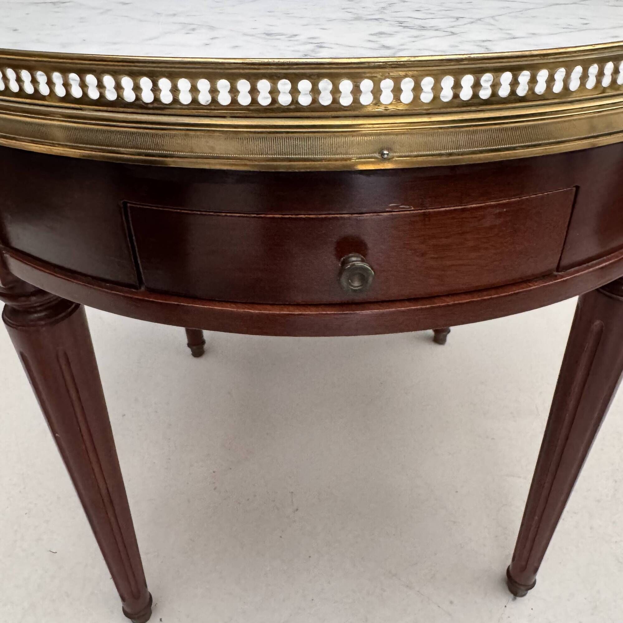 Louis XVI style bouillotte table in mahogany and white marble - Ø 60 cm