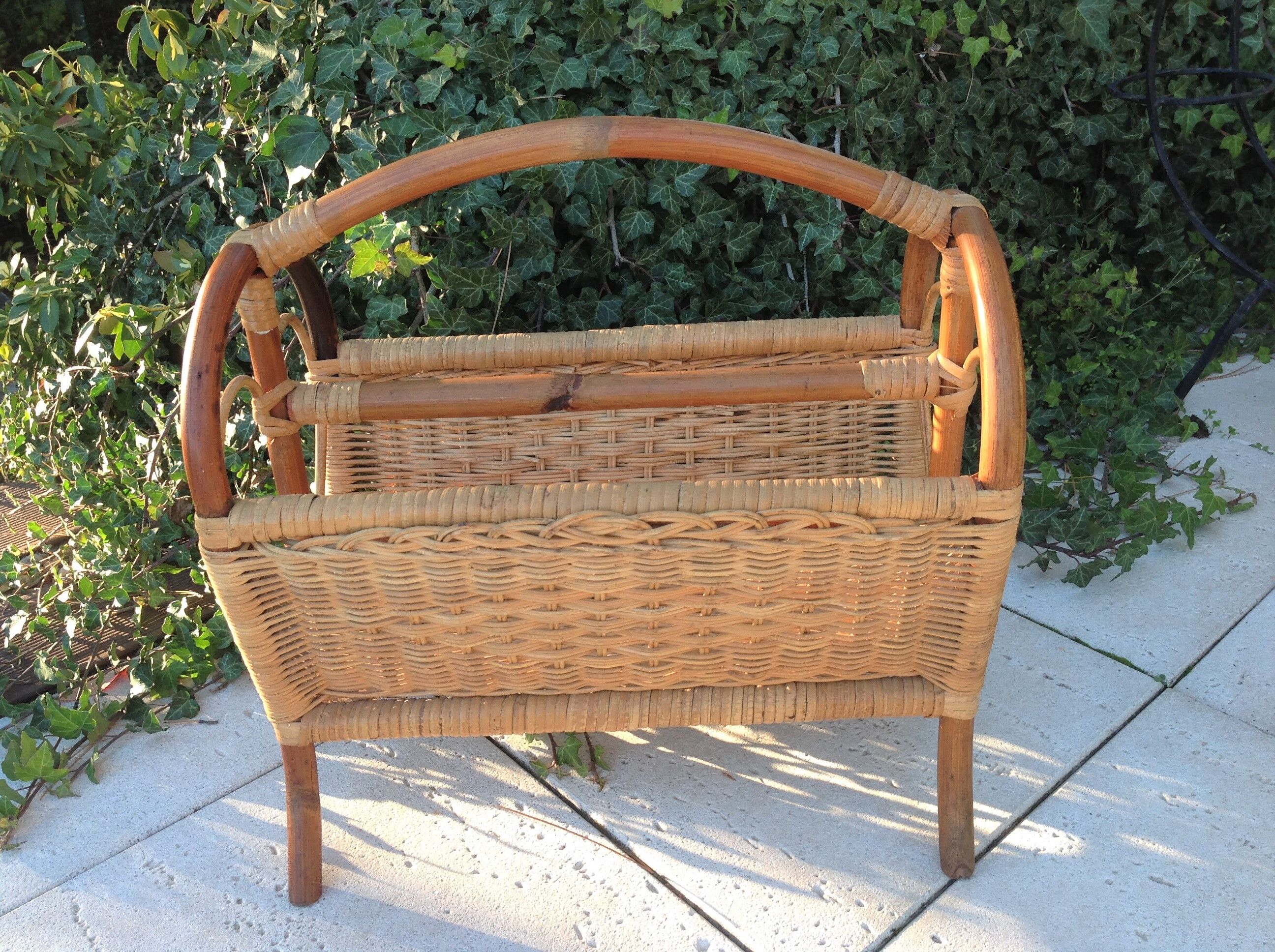 Magazine holder in rattan and braided wicker / vintage 60s-70s