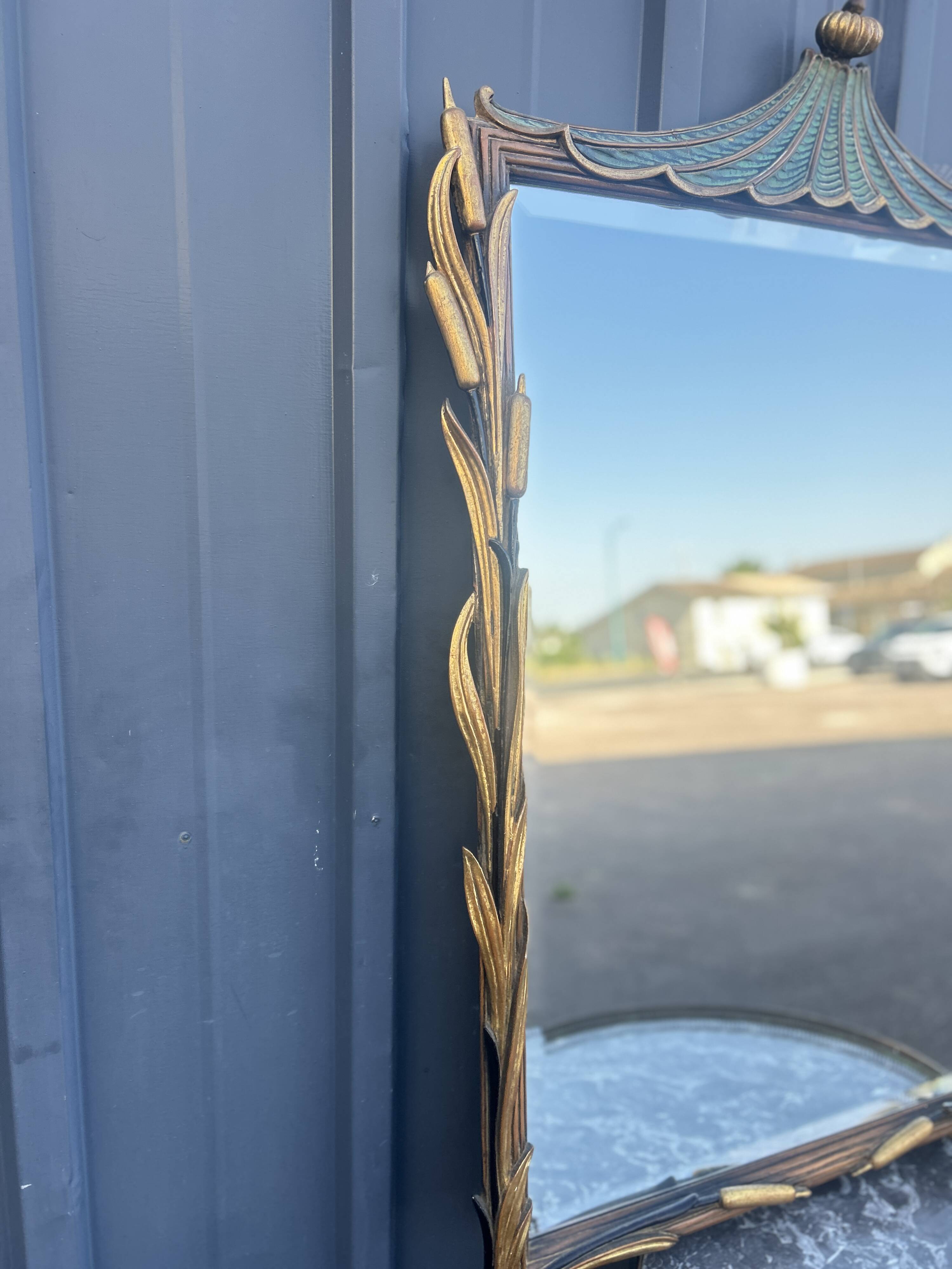 Miroir en bois sculpté aux joncs et à la pagode