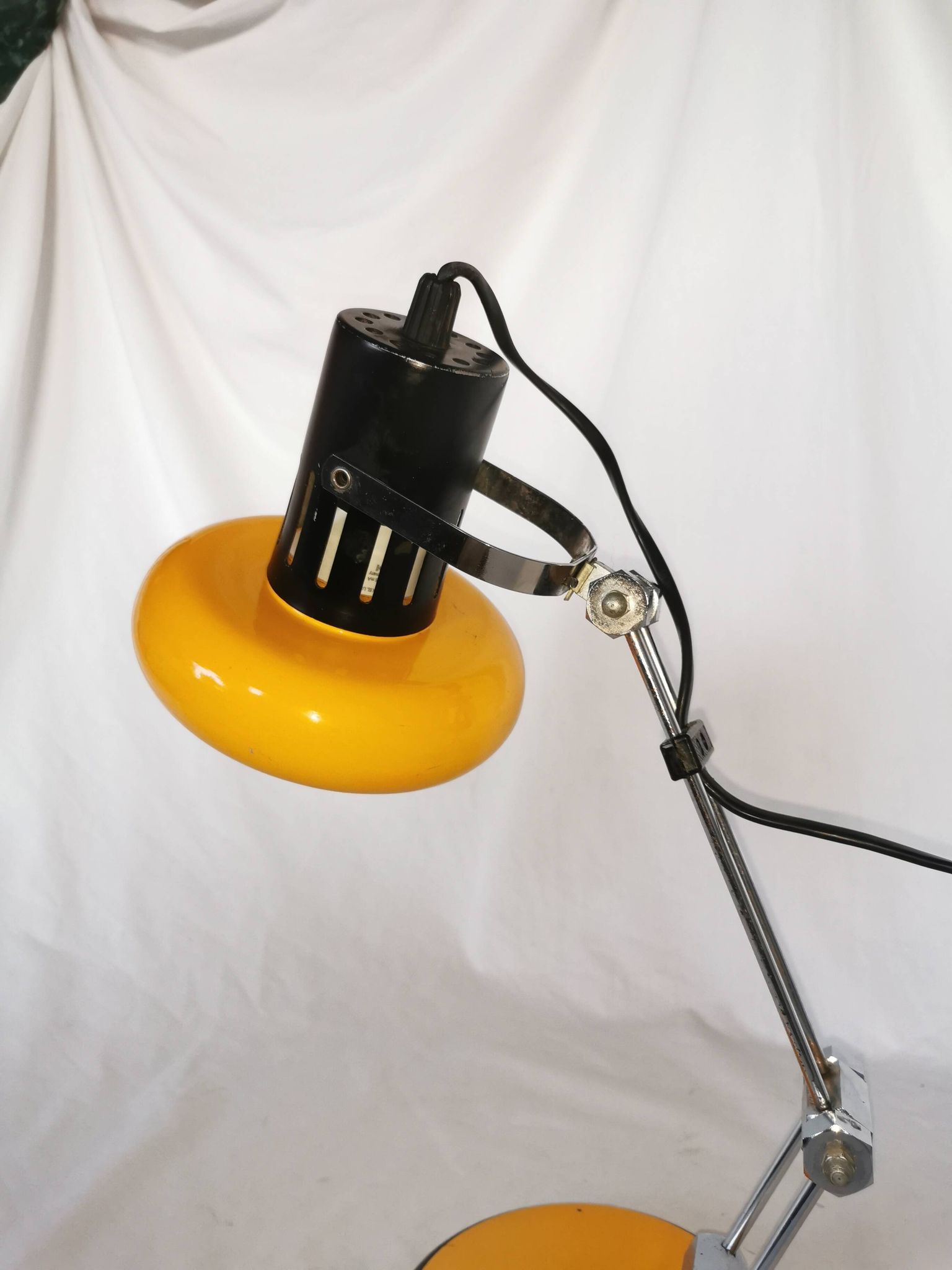 Articulated lamp in lacquered steel, Aluminor, France, 1980.