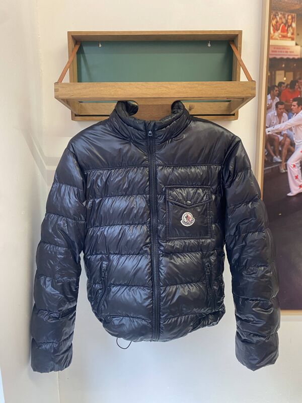 Porte-manteau valet conçu par Adam Hoff (né en 1932) et Poul Østergaard (né en 1933).