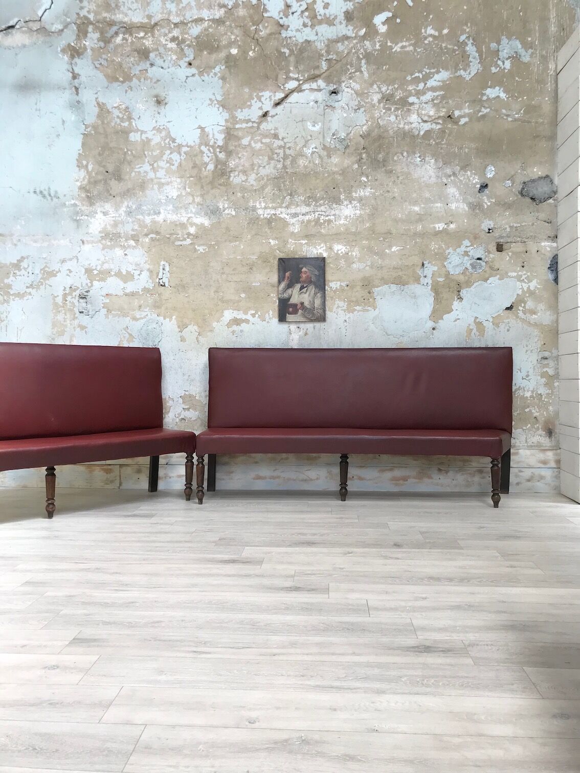 Bistro bench in burgundy leather