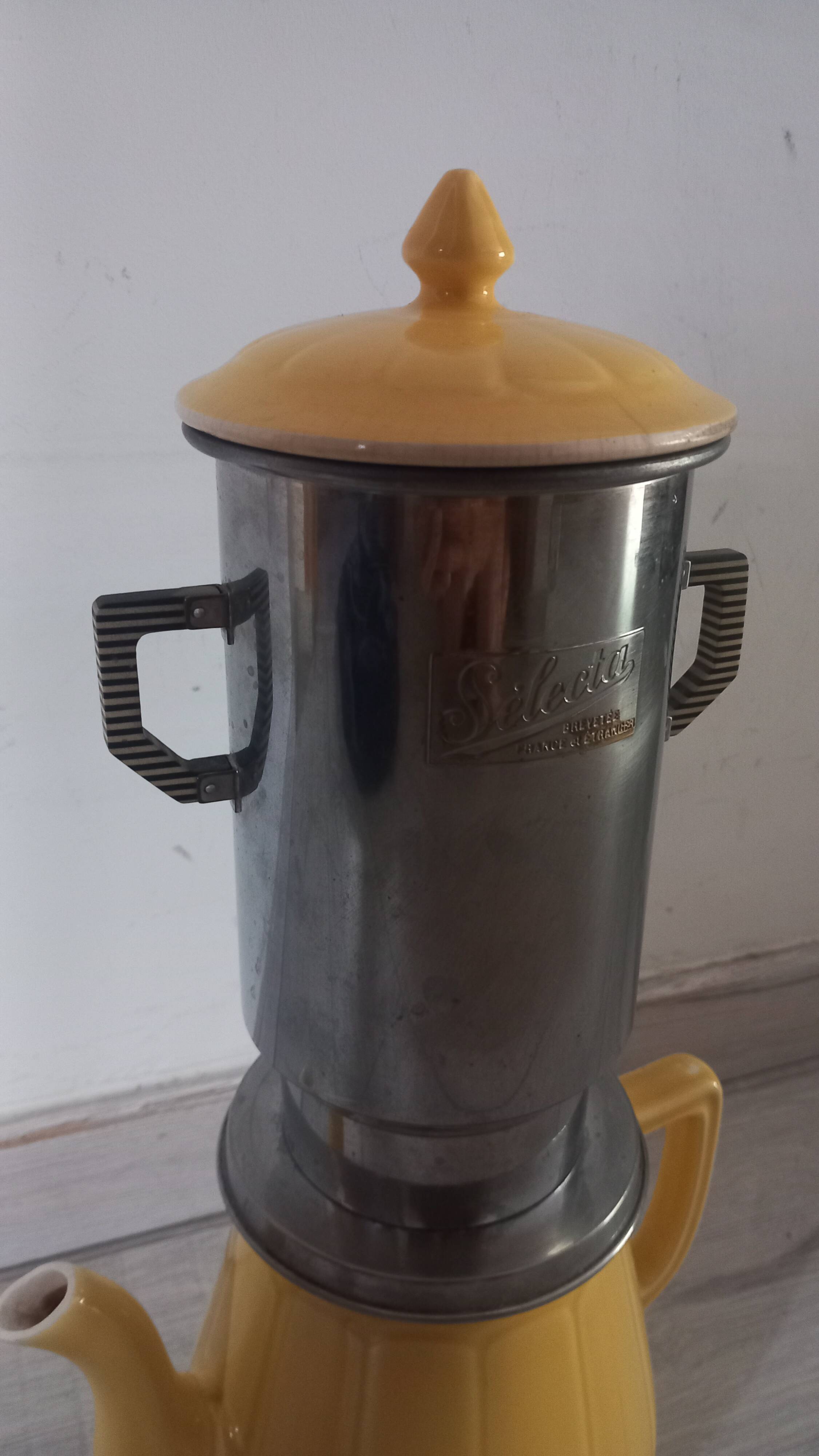 Yellow 1950s coffee pot porcelain and Bakelite selecta