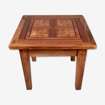 Table basse dessus parquet