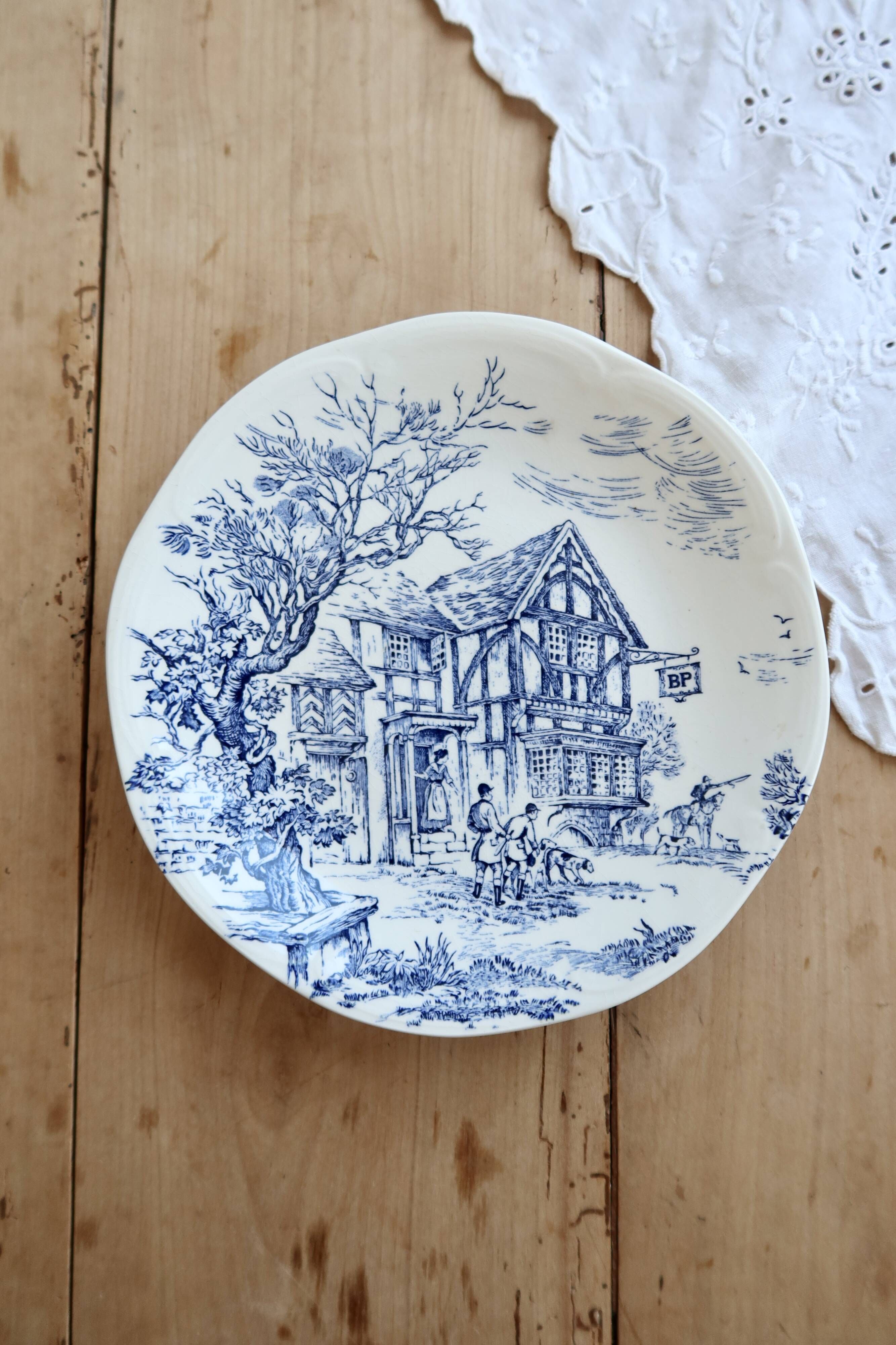 Vintage Gien plate – Ivory earthenware with romantic blue decoration