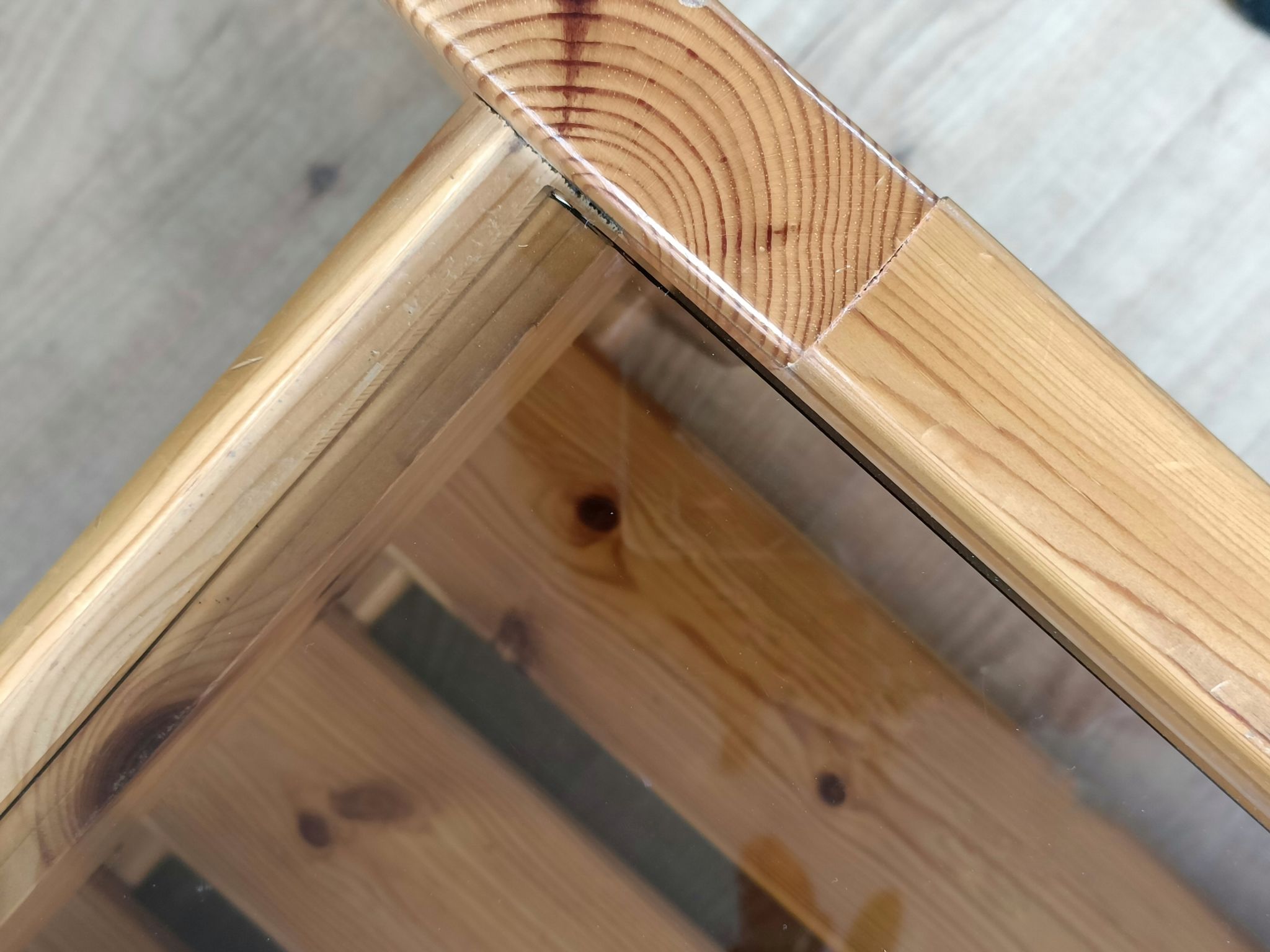 Table basse vintage en pin et verre fumé, 1970-1980