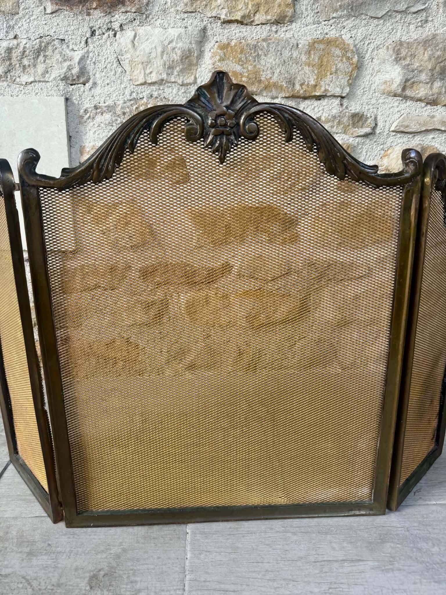Fireplace screen in brass, Louis XV style.