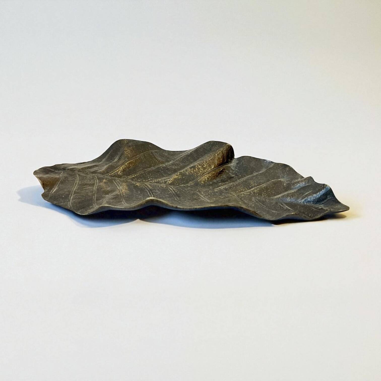 Antique bronze leaf-shaped pocket emptier – Art Nouveau / early 20th century