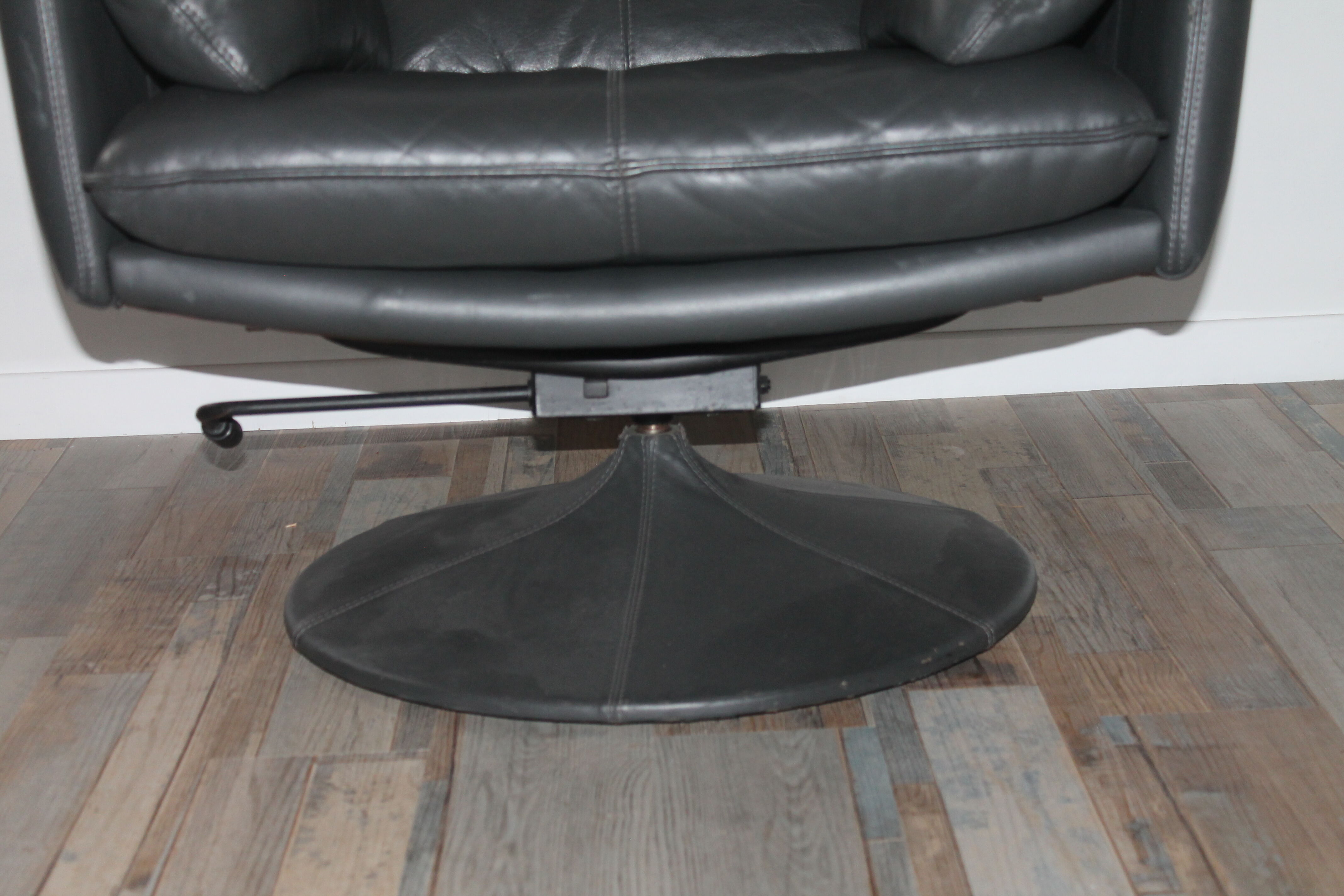 Fauteuil et ottoman cuir Leolux par Axel van Enthoven