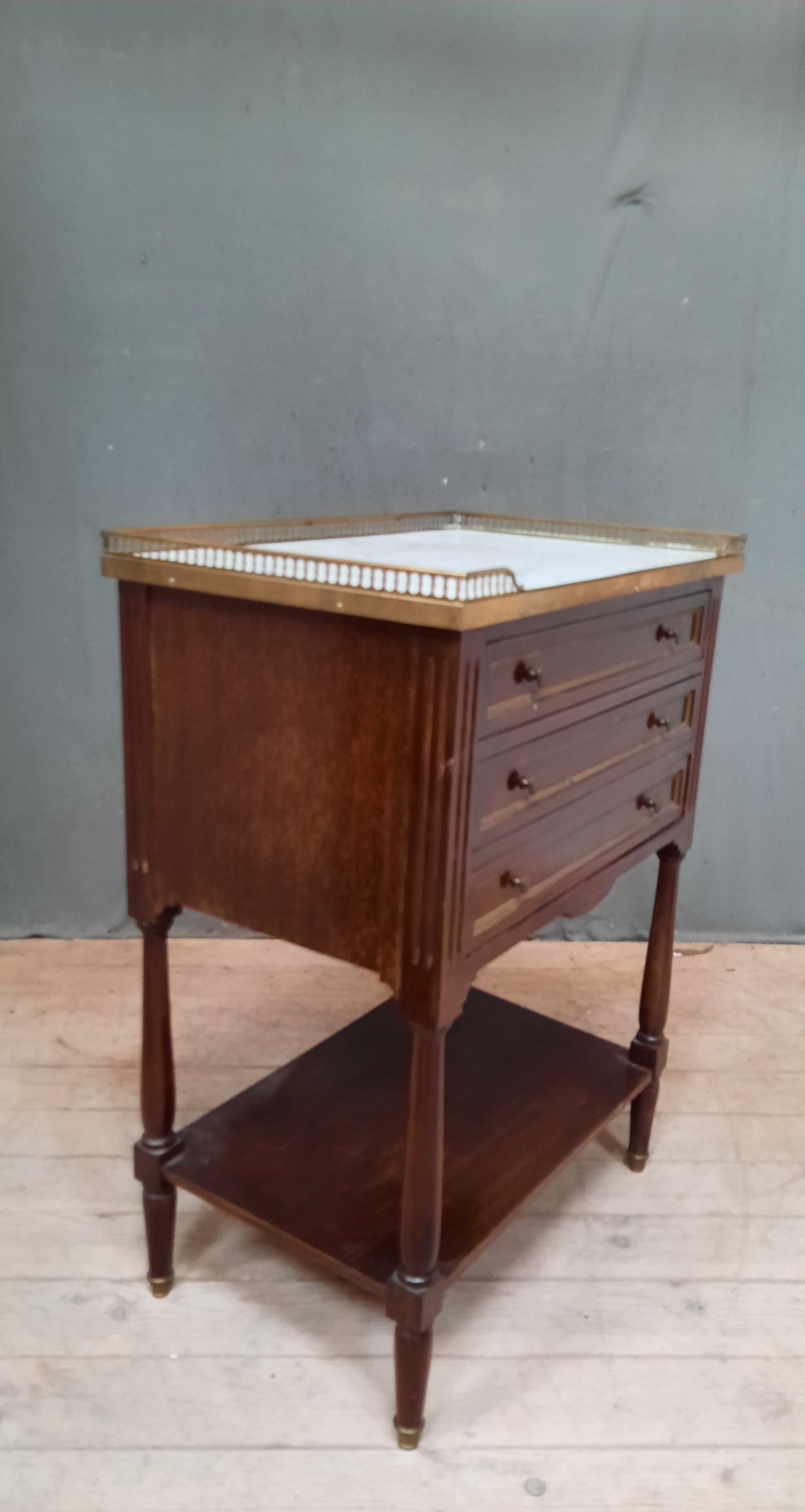 Mahogany chest of drawers in Louis XVI style