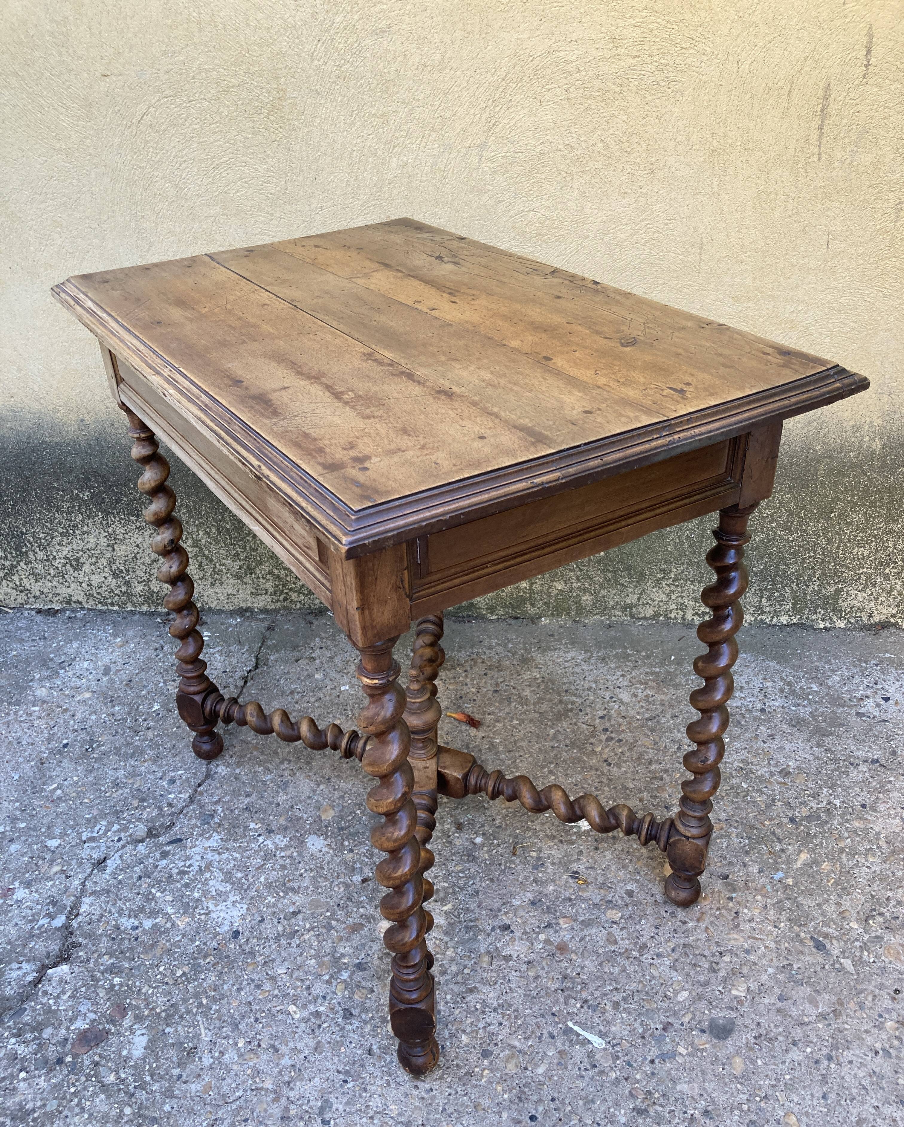 Bureau  entretoises et pieds torsadées - style Louis XIII