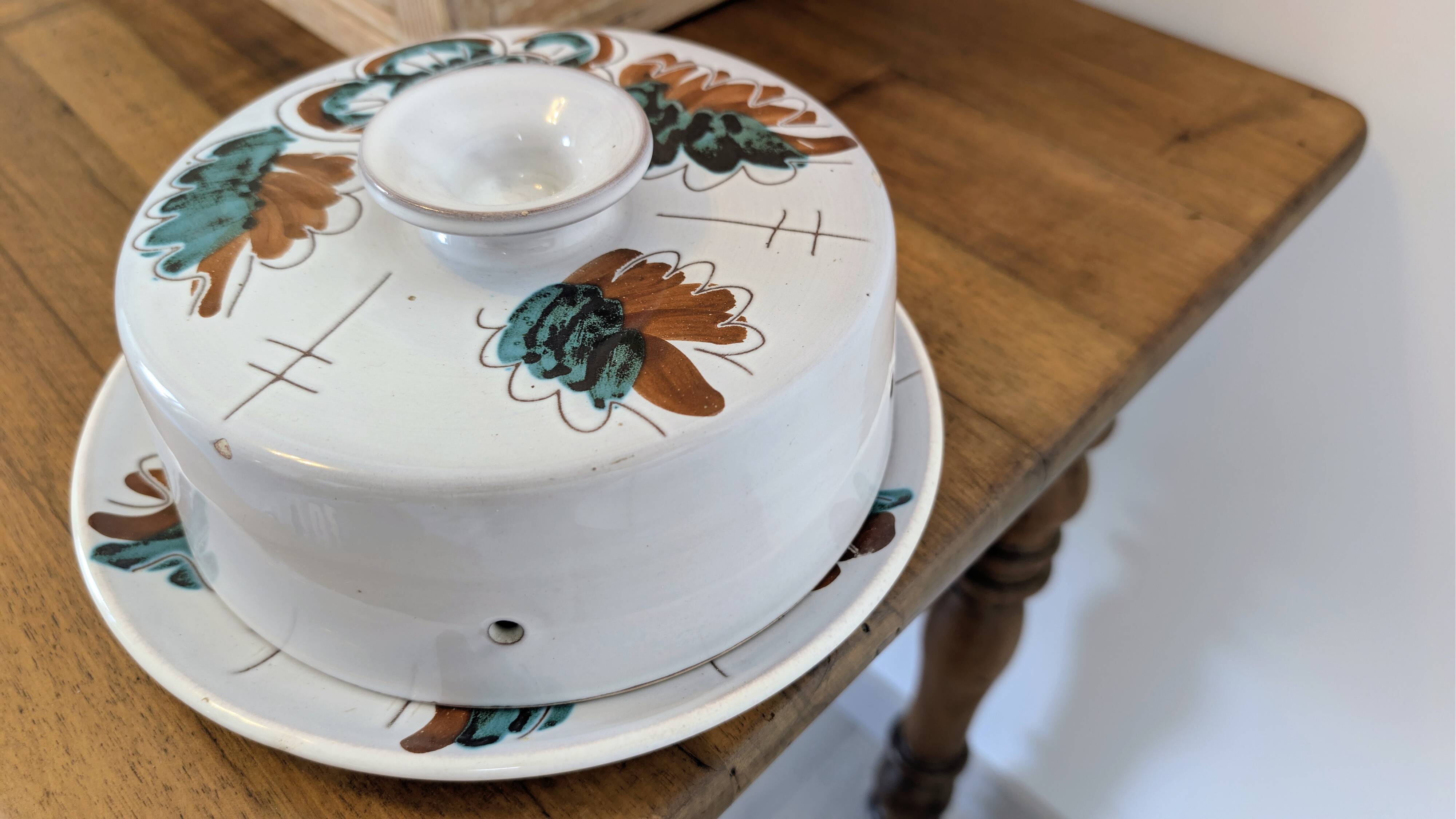 Vintage cheese service in ceramic with floral decoration from the 70s.