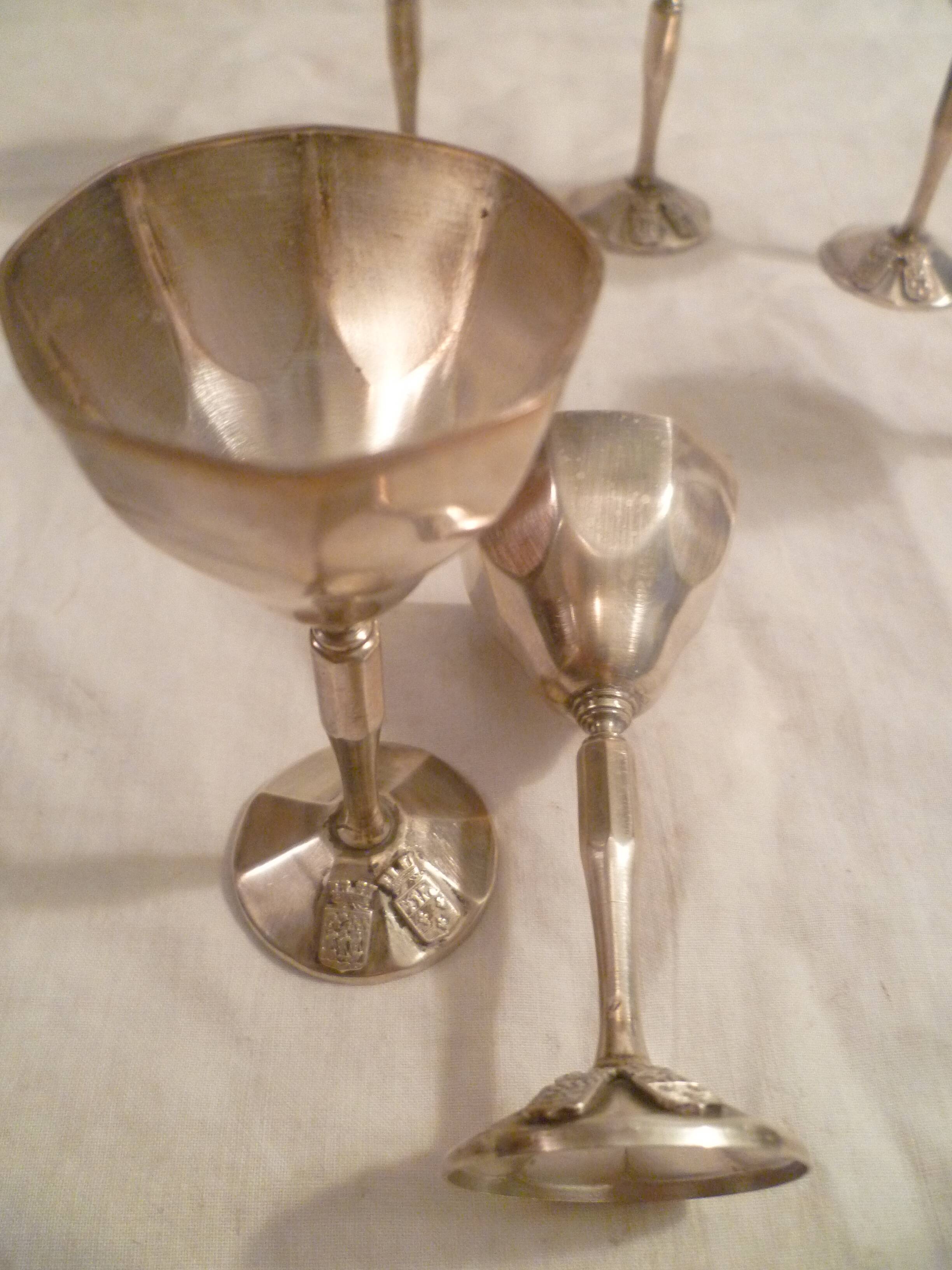 Set of 6 mini goblets on a pedestal in Art Deco style made of silver-plated metal with crests.
