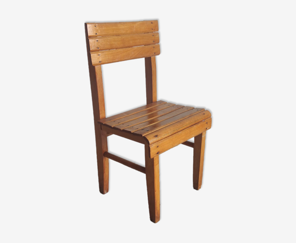 Chaise d'enfant en lattes de bois