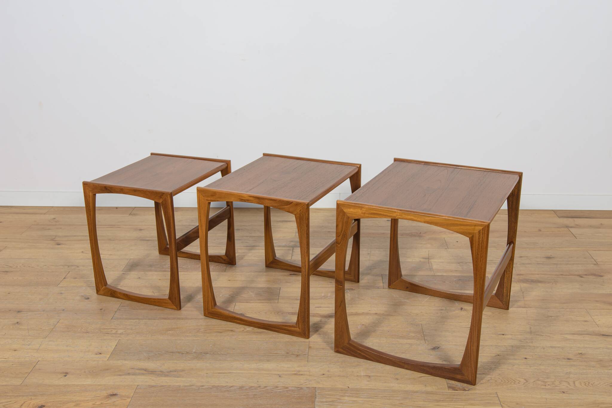 Tables gigognes en teck du milieu du siècle par R. Benett pour G-Plan, Royaume-Uni.