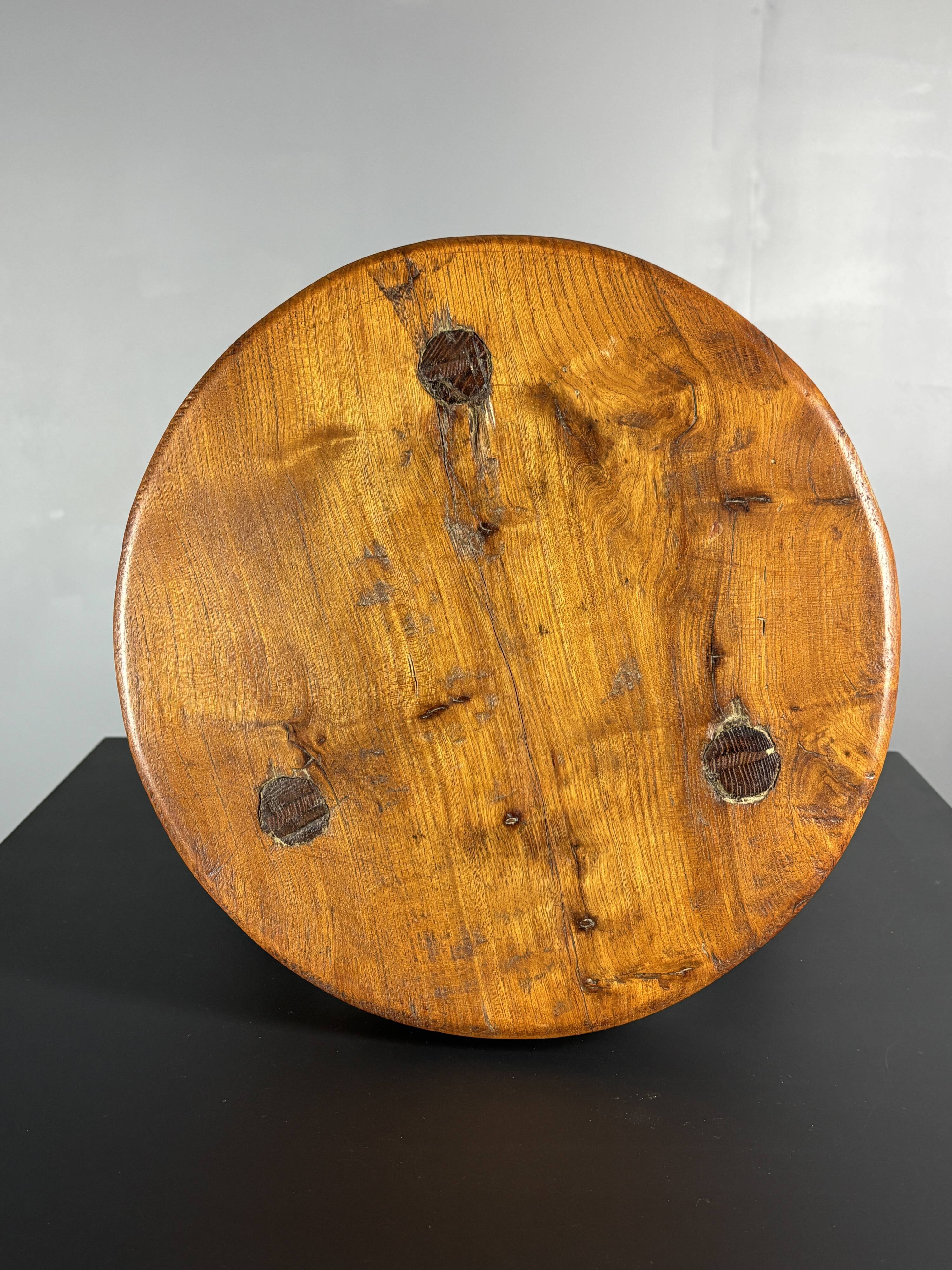 Tabouret de ferme rustique français massif de style brutaliste des années 1950