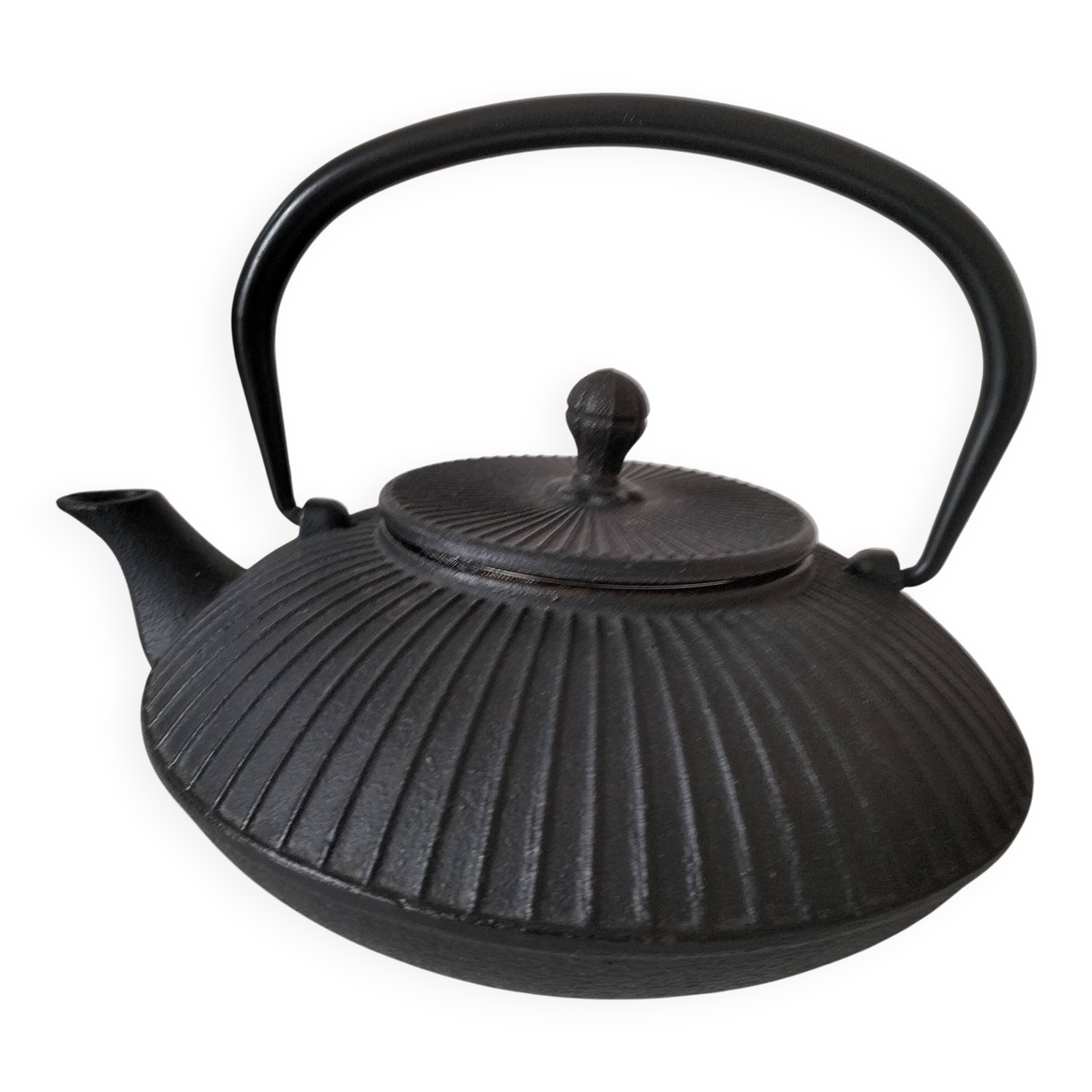 Black grooved cast iron teapot – Japanese Zen style