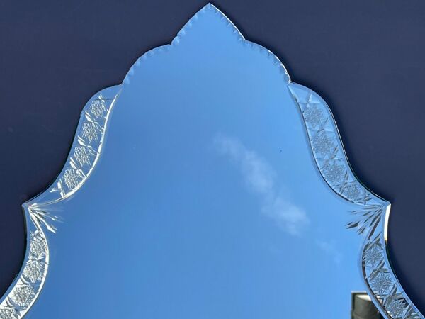 Miroir forme mouvementée bisauté taillé cisellé Vénitien miroir de Venise XXème 72 X 53 cm”.