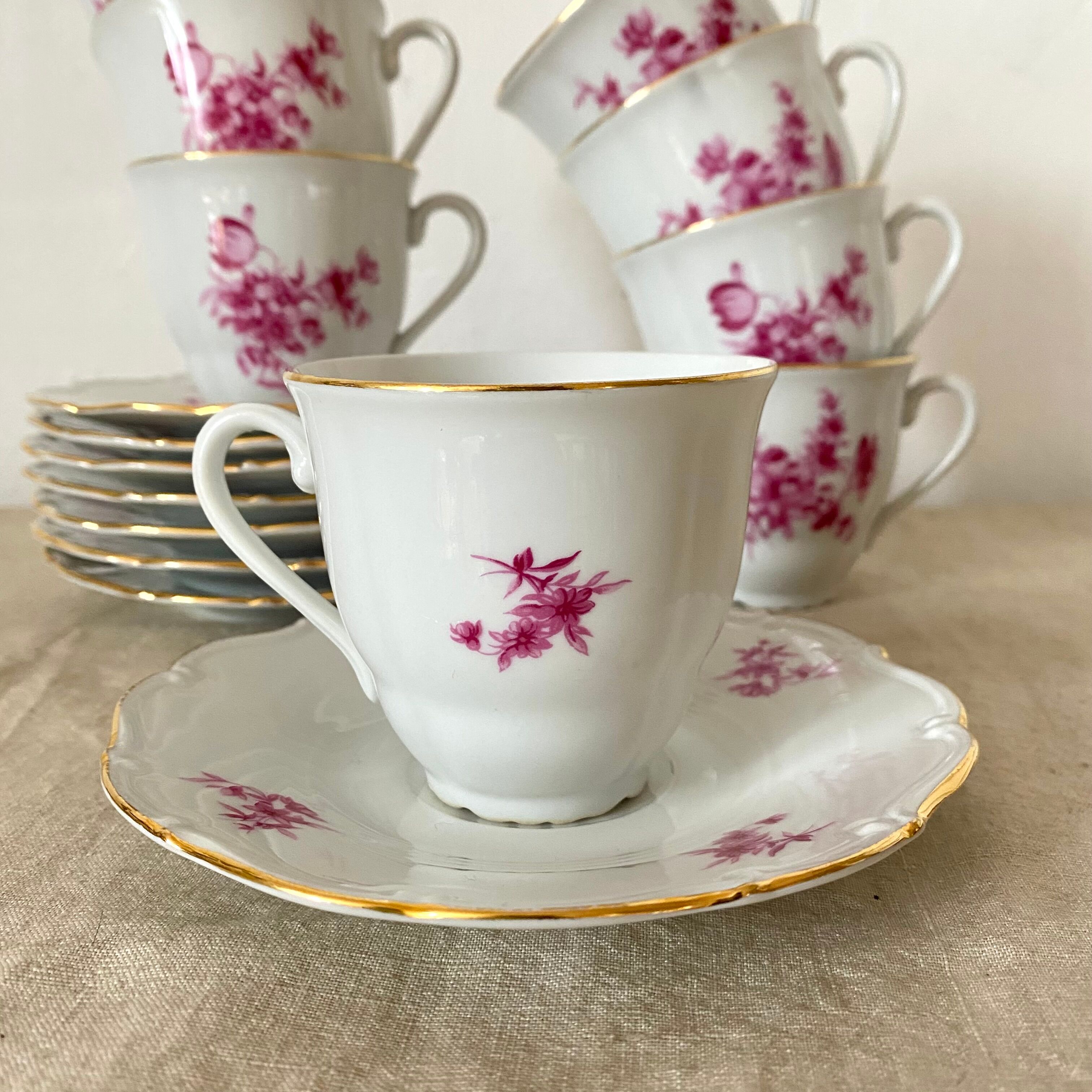 Tasses en porcelaine fleuries