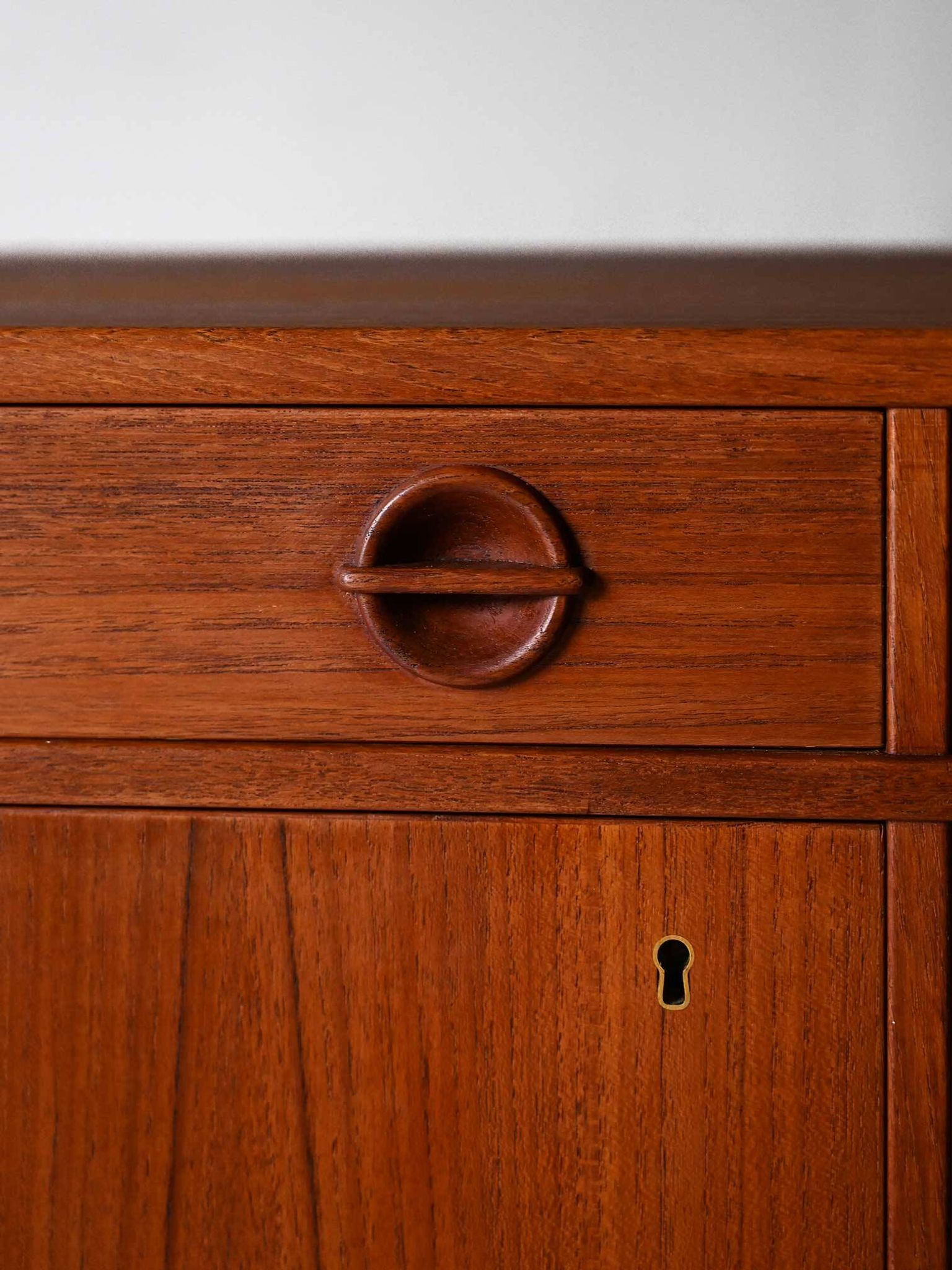 Buffet scandinave avec portes battantes