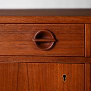 Buffet scandinave avec portes battantes