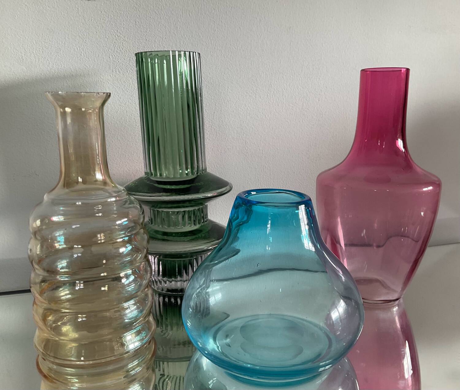 Série de 4 vases vintage en verre coloré