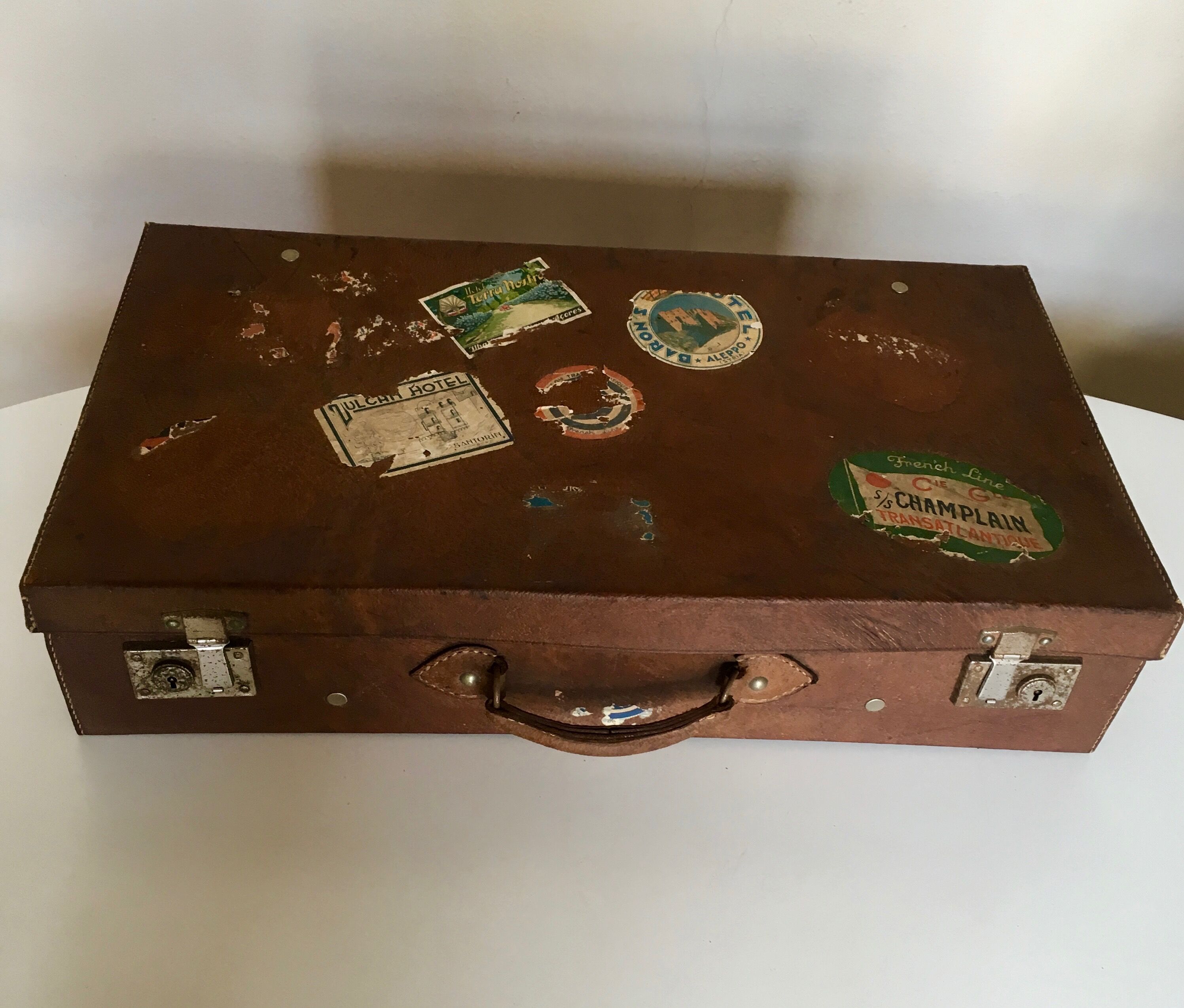 Suitcase of leather with labels of palaces