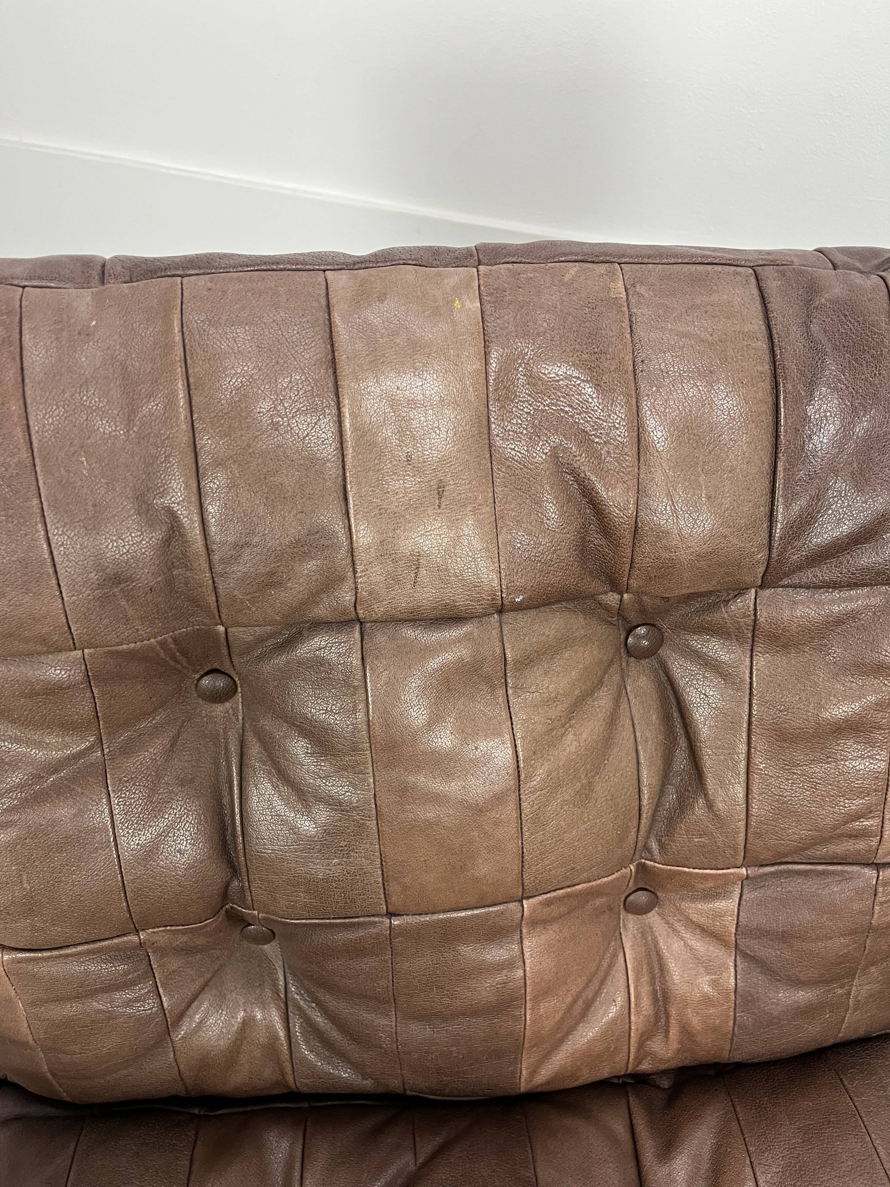 Living room sofa and brutalist armchairs in leather and wood, 70s, chalet style