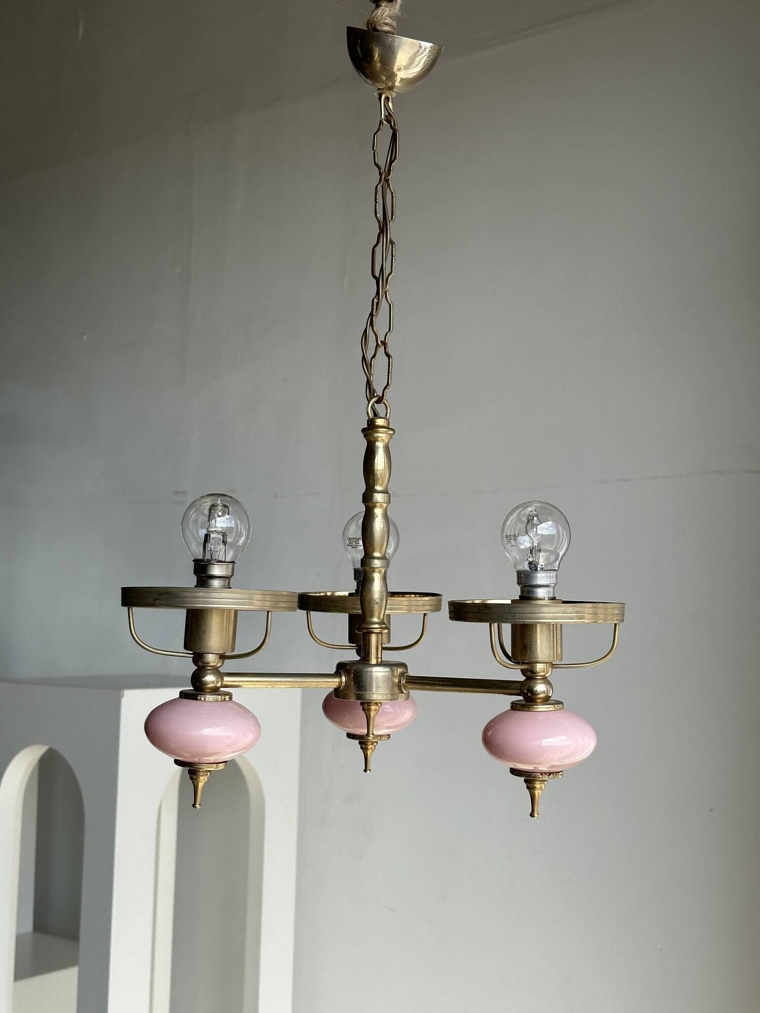 Petit lustre rose et doré à 3 bras de lumières