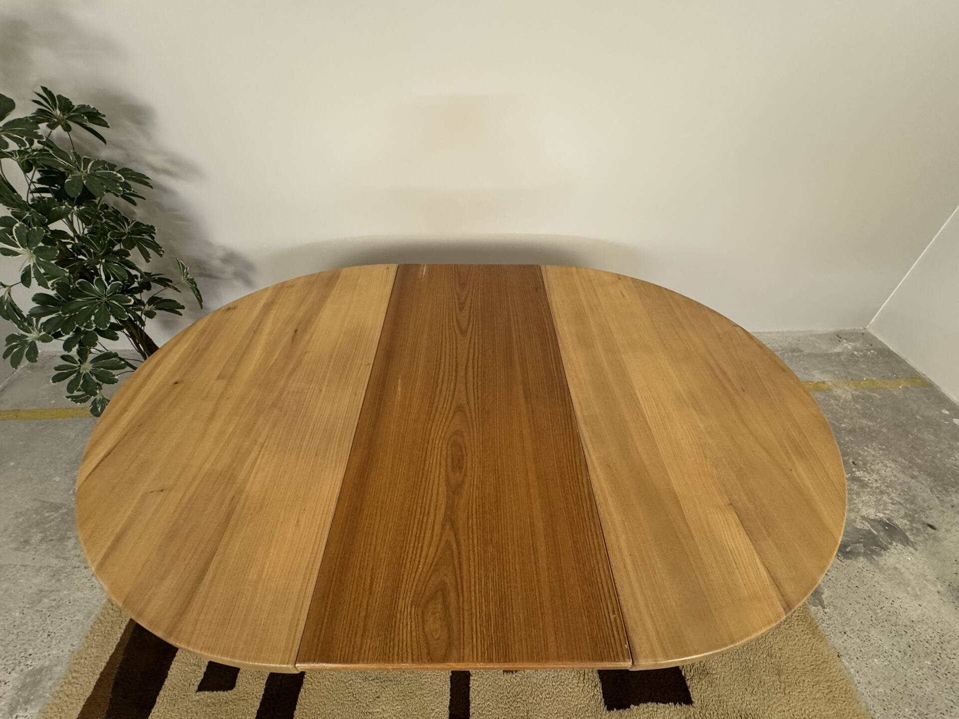 Round table with 1 extension in solid elm Regain, diameter 120 cm.