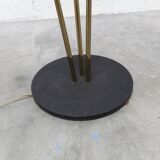 Lampadaire à 3 branches de 1960 laiton doré, fonte et opalines