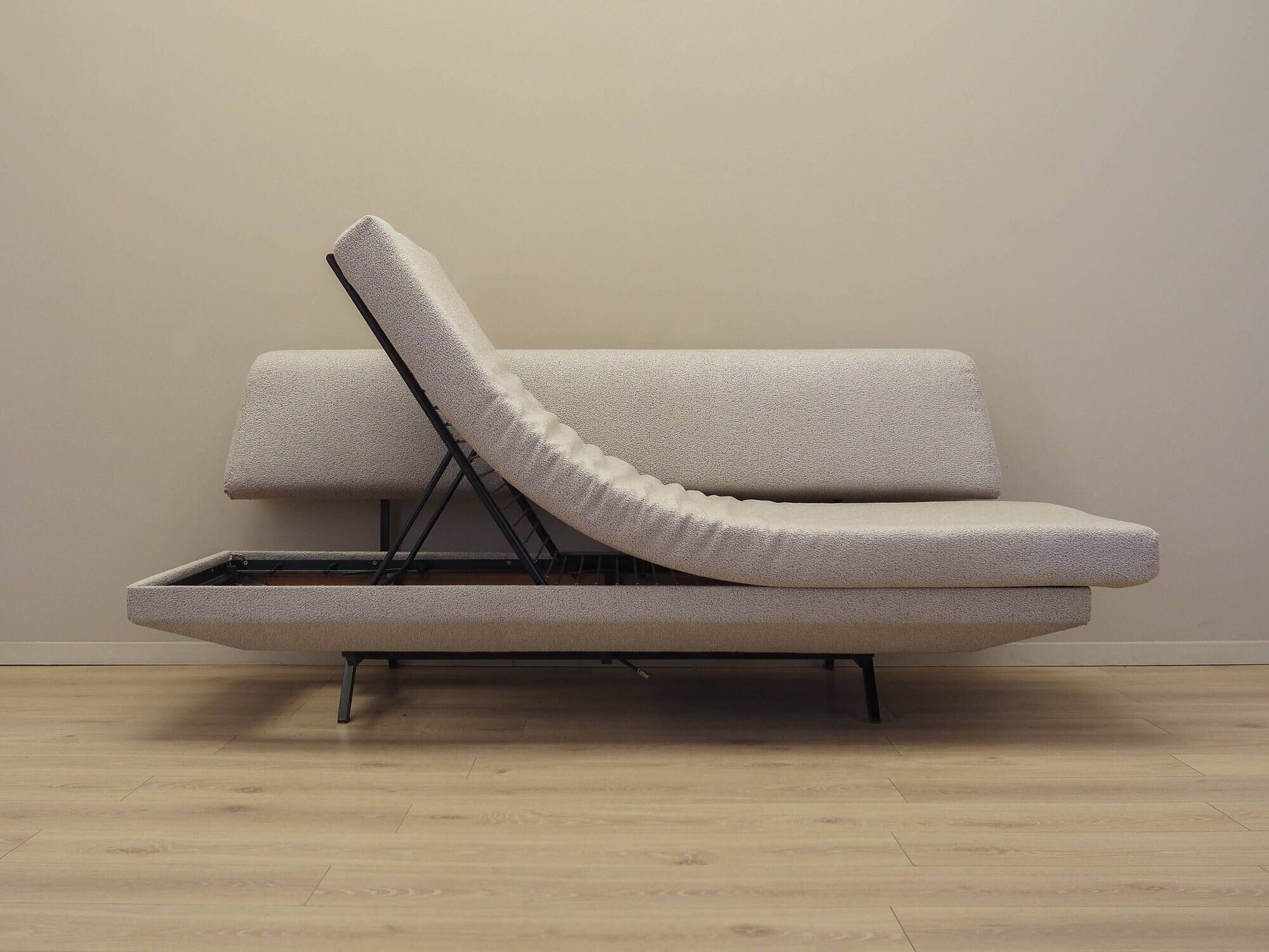 Daybed sofa, Italian design, 1970s, manufactured: Italy
