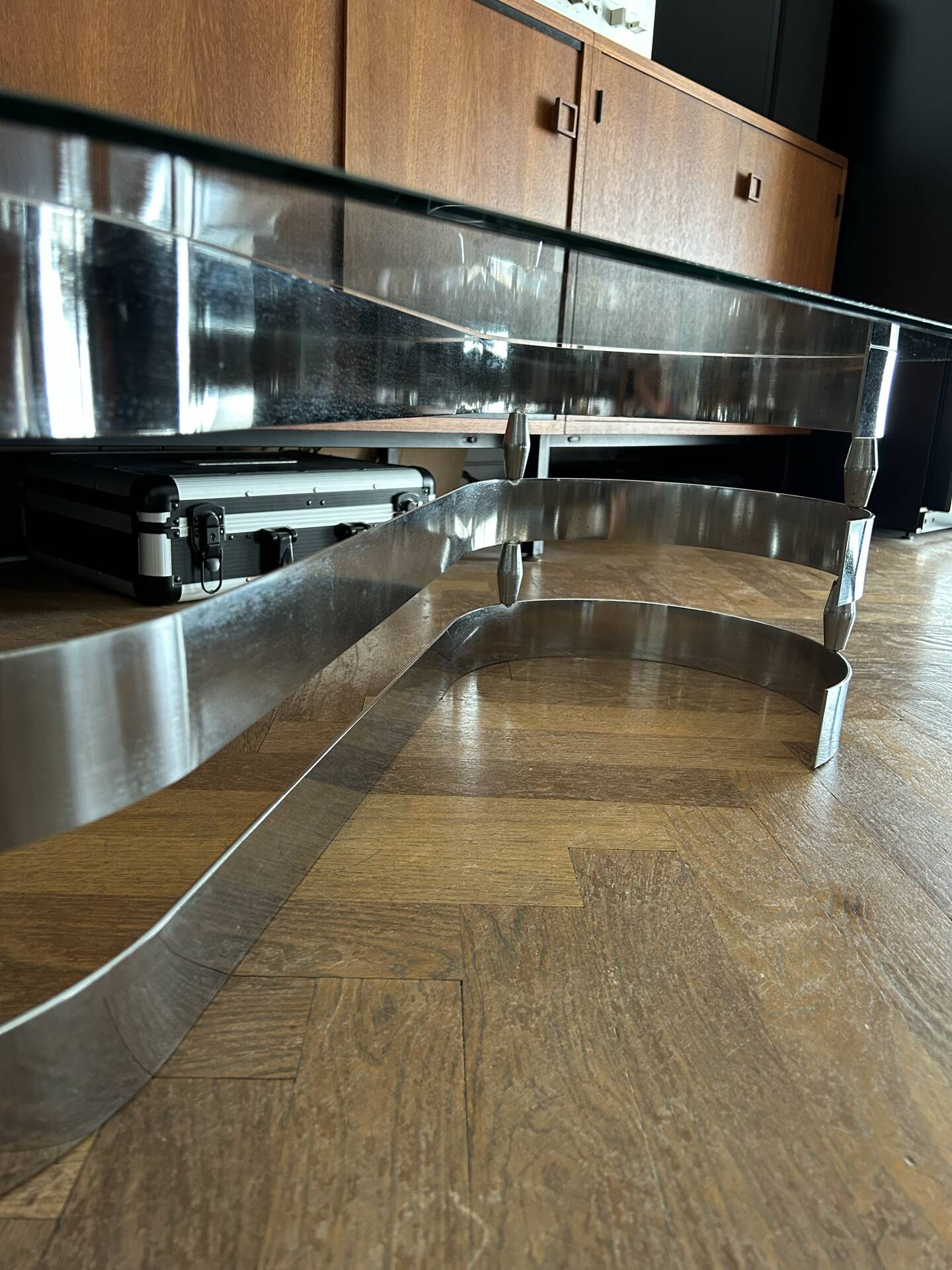 Table basse ovale design années 70 en verre et pieds chromé « S »