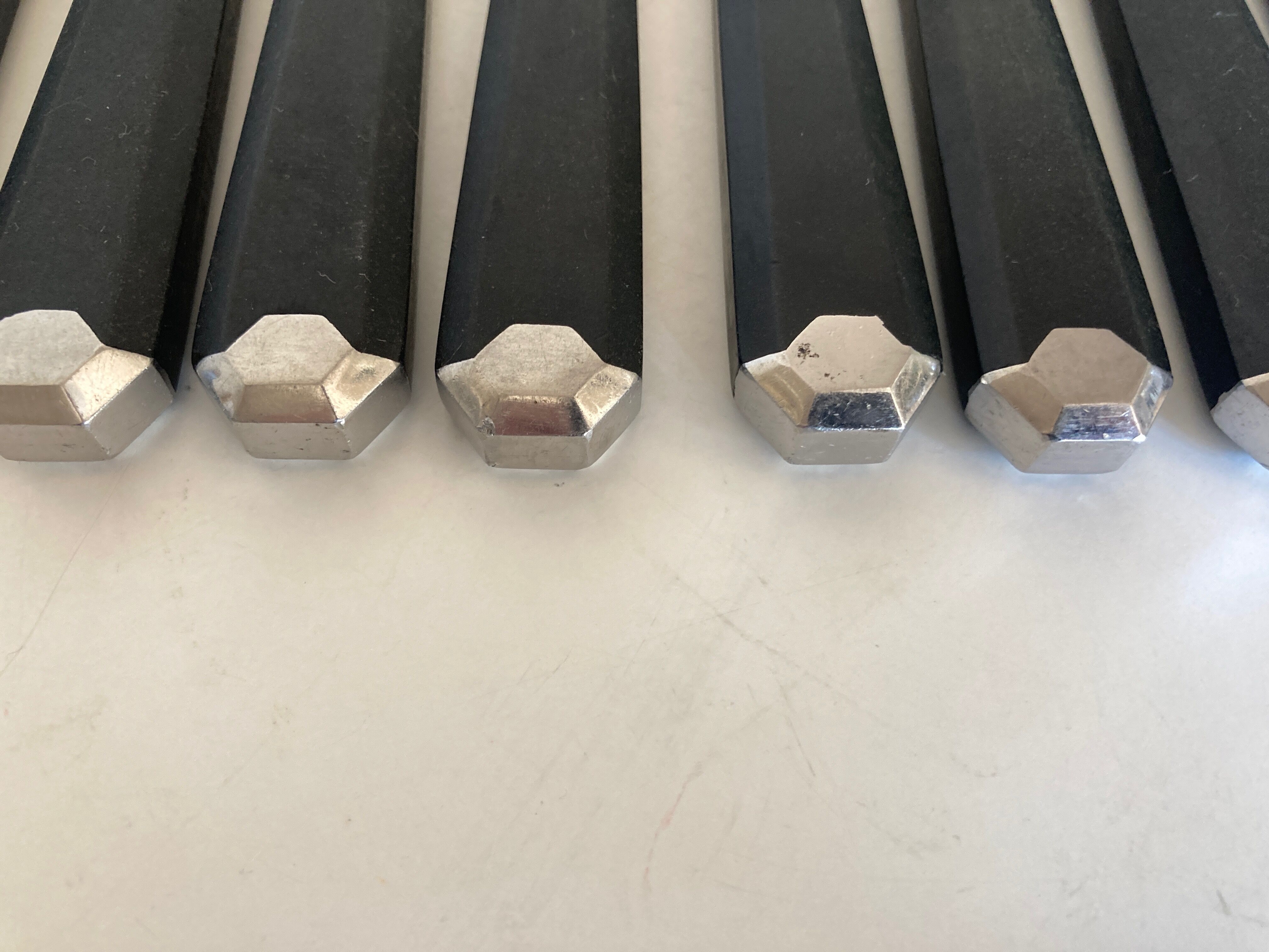Set de 12 couteaux de bakélite et acier art déco