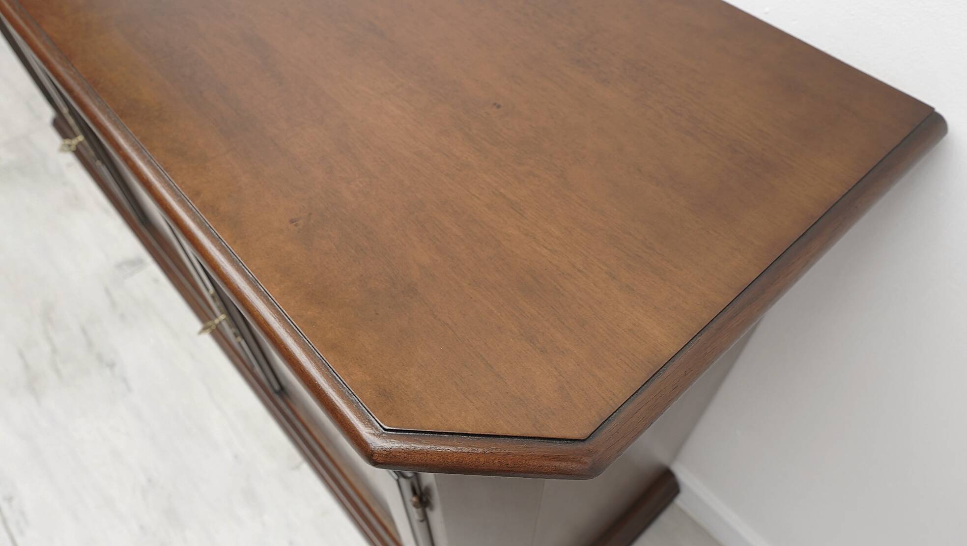 Elegant Italian chest of drawers. After professional renovation.