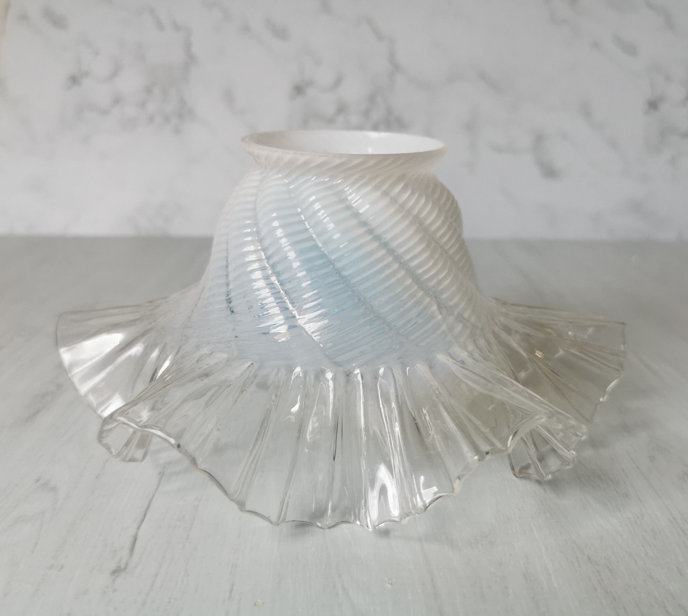 Tulip lamp opalescent glass