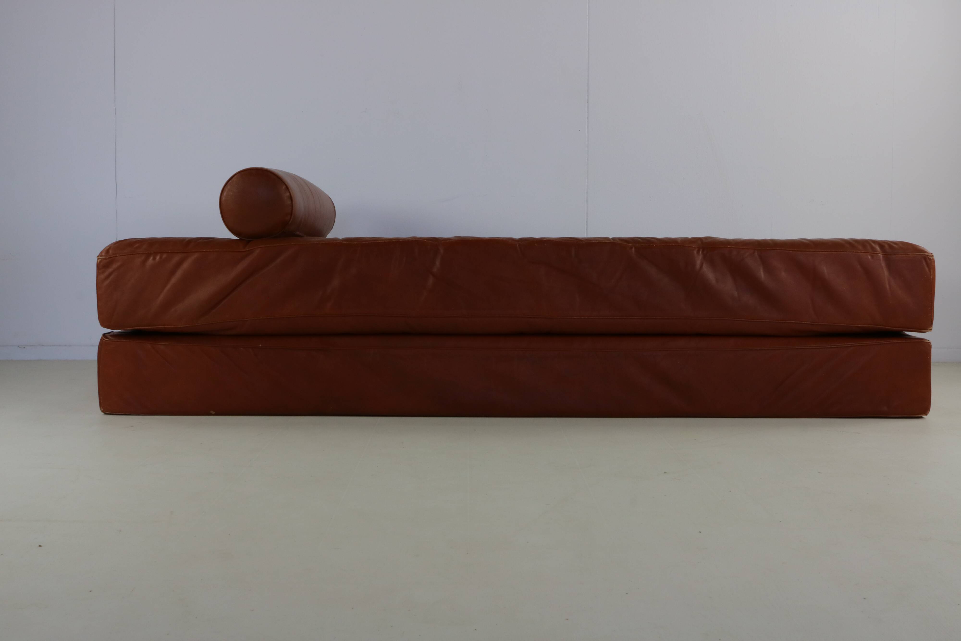 Scarce dutch design all leather daybed by Martin Visser for Spectrum Hollan