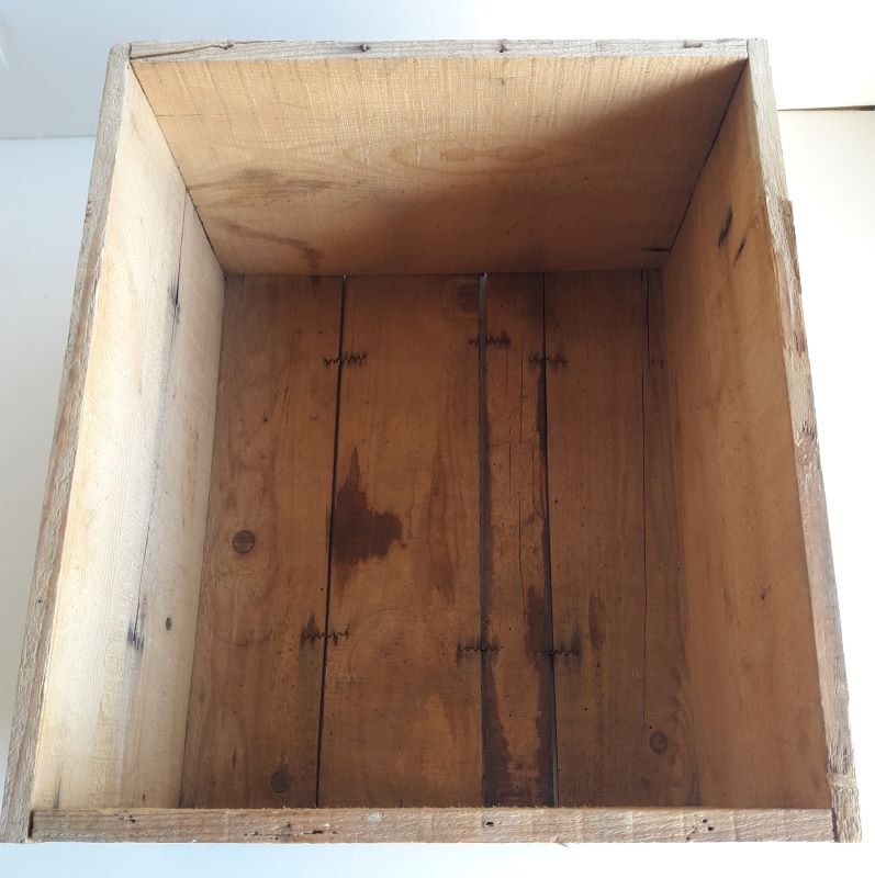 Case wood transport old wine Henri Maire