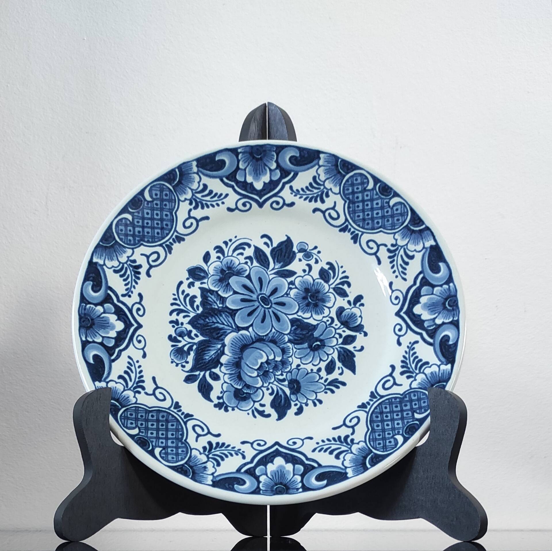 Vintage plate made of hand-painted earthenware.
