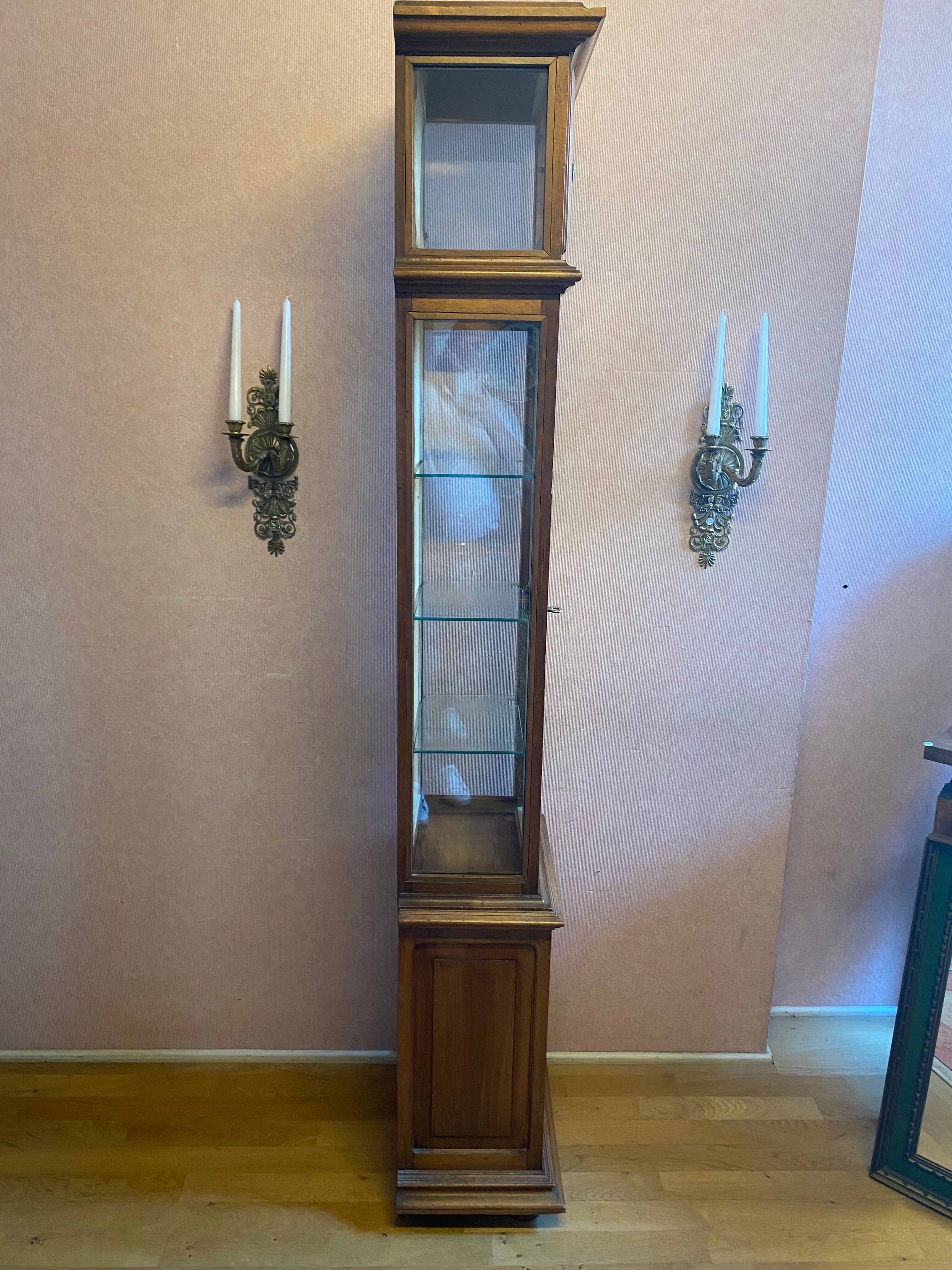 Walnut showcase, grooved uprights, 4 glass shelves